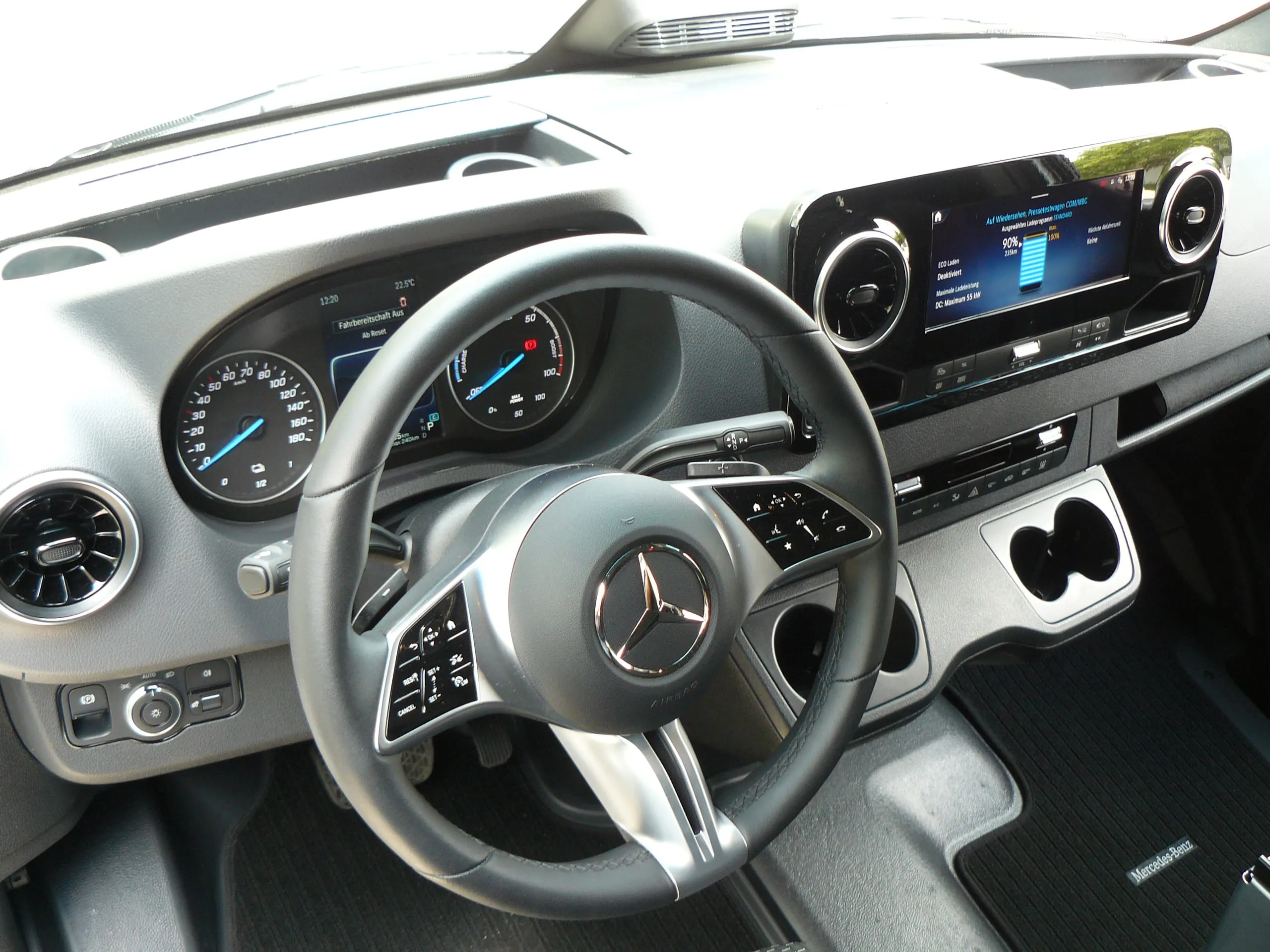 Analoge Instrumente, informative Anzeigen: Die Bedienung des Multifunk­tionslenkrads verlangt Fingerfertigkeit.