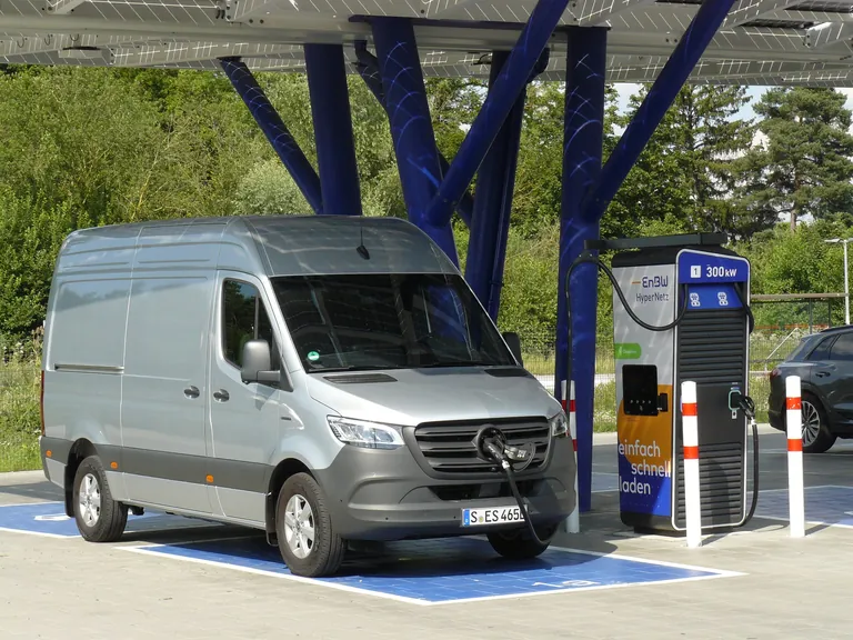 Gute Figur an der Lades&auml;ule: Nominell eher mittelpr&auml;chtige Ladeleistung, doch der Mercedes-Benz eSprinter ist auch bei hohem F&uuml;llstand saugstark.