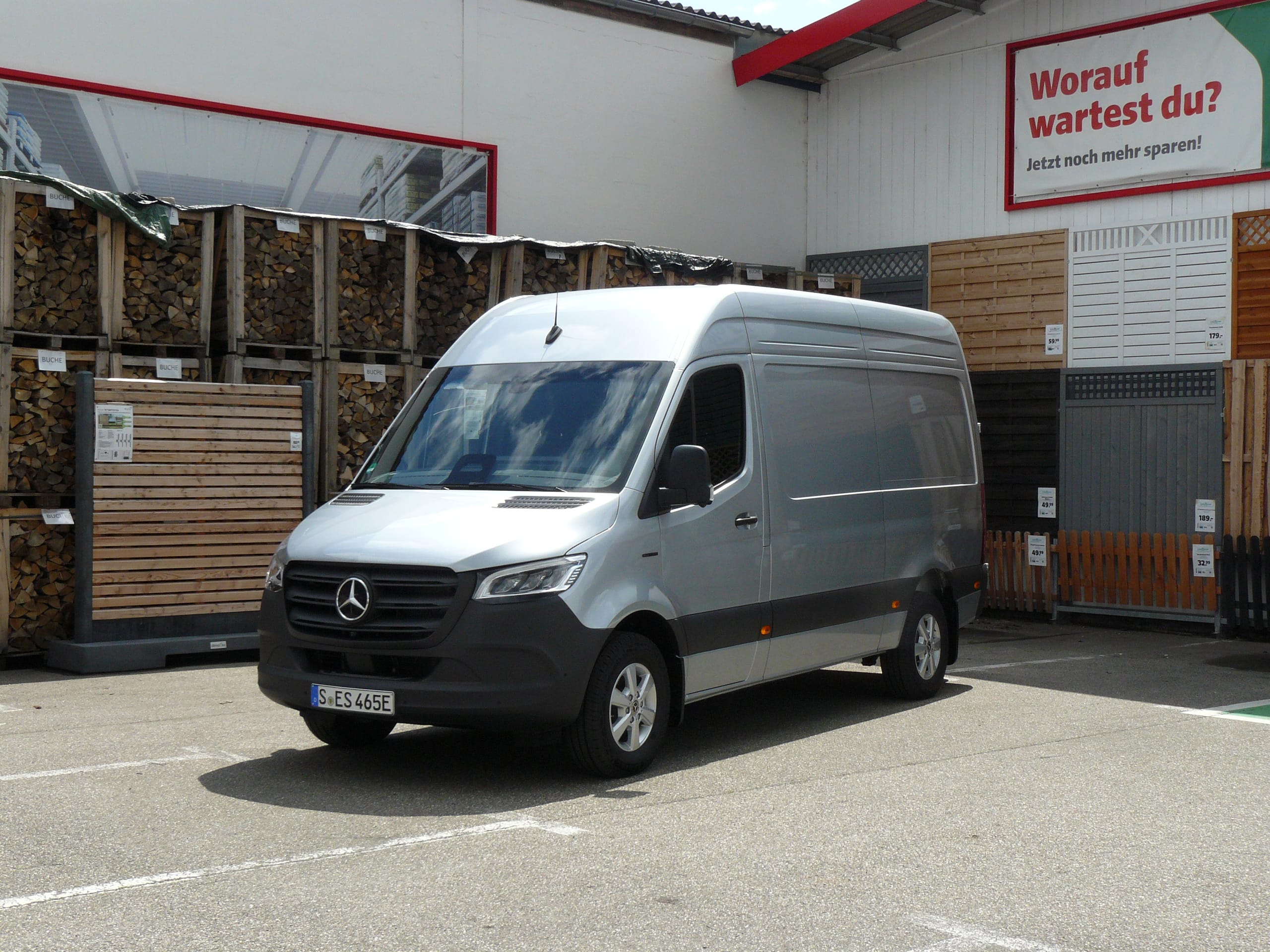 Jetzt noch mehr sparen? Kaum möglich, denn der eSprinter kostet laut Konfigurator wenig mehr als sein Verbrenner-Kollege.
