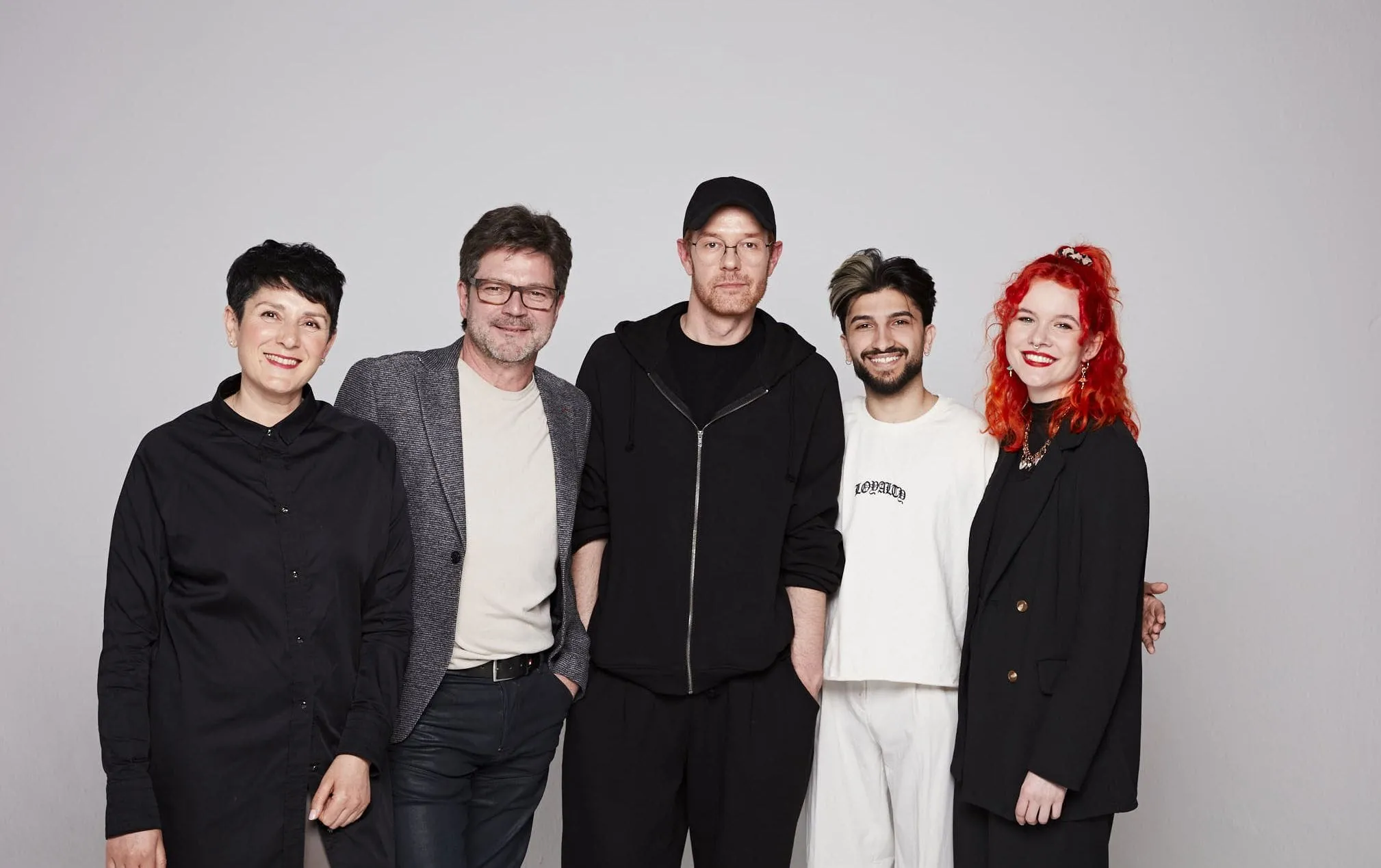 Die Akteurinnen und Akteure der aktuellen Mode (v.l.n.r.): Sebahat Yilmaz-Bader, Art Director Antonio Weinitschke, stellvertretender Art Director Steven Meth, Oday Habib und Lena Kühn.