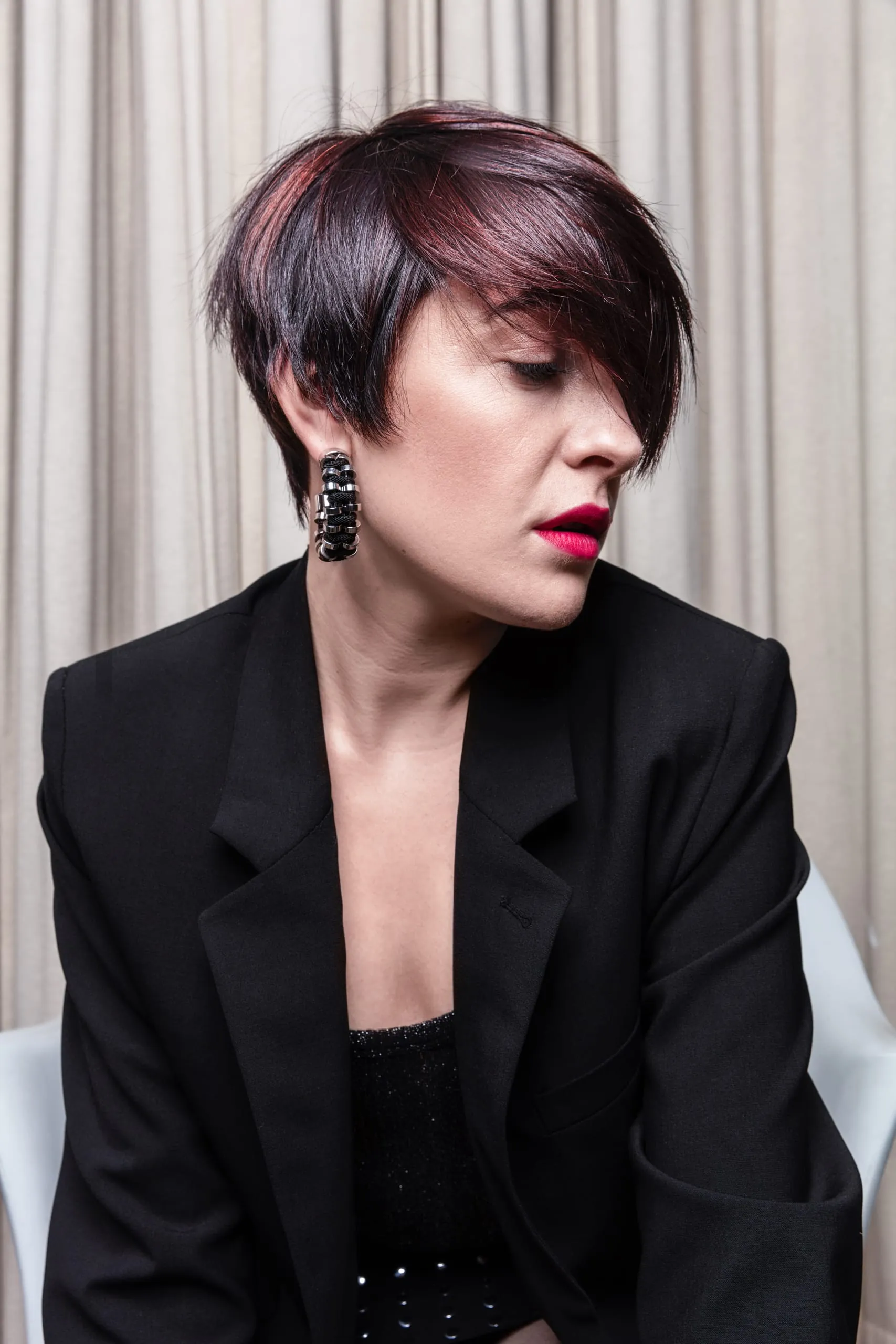 Day Trippin‘ (Serie A1) Kompakte Linien, eine gerade Nackenkontur, langes Deckhaar mit einer schwereren Ponypartie machen diesen Style besonders hip. Softe Highlights am Oberkopf und eine Mittelbraun-Violett-Coloration verleihen ihm ein noch spannenderes Finish. Für extra Glanz sorgt eine Polishcreme.