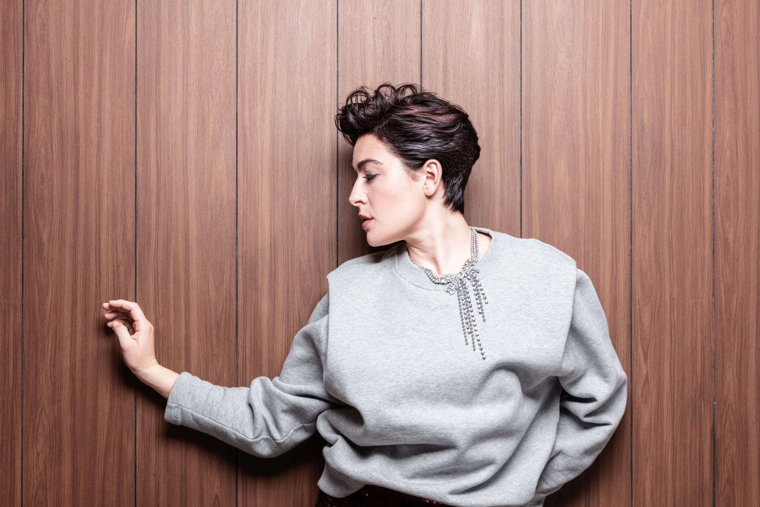 Dark Glam (Serie A2) Für diese mondänere Variante werden die Haare mit der Rundbürste auf Volumen nach hinten geföhnt. Locker mit einem leichten Wachs nach hinten frisiert, wirkt der Look edel und trotzdem nicht zu aufgesetzt. Zum Schluss werden die Haare mit einem flexiblen Haarspray fixiert und man ist ready to go.