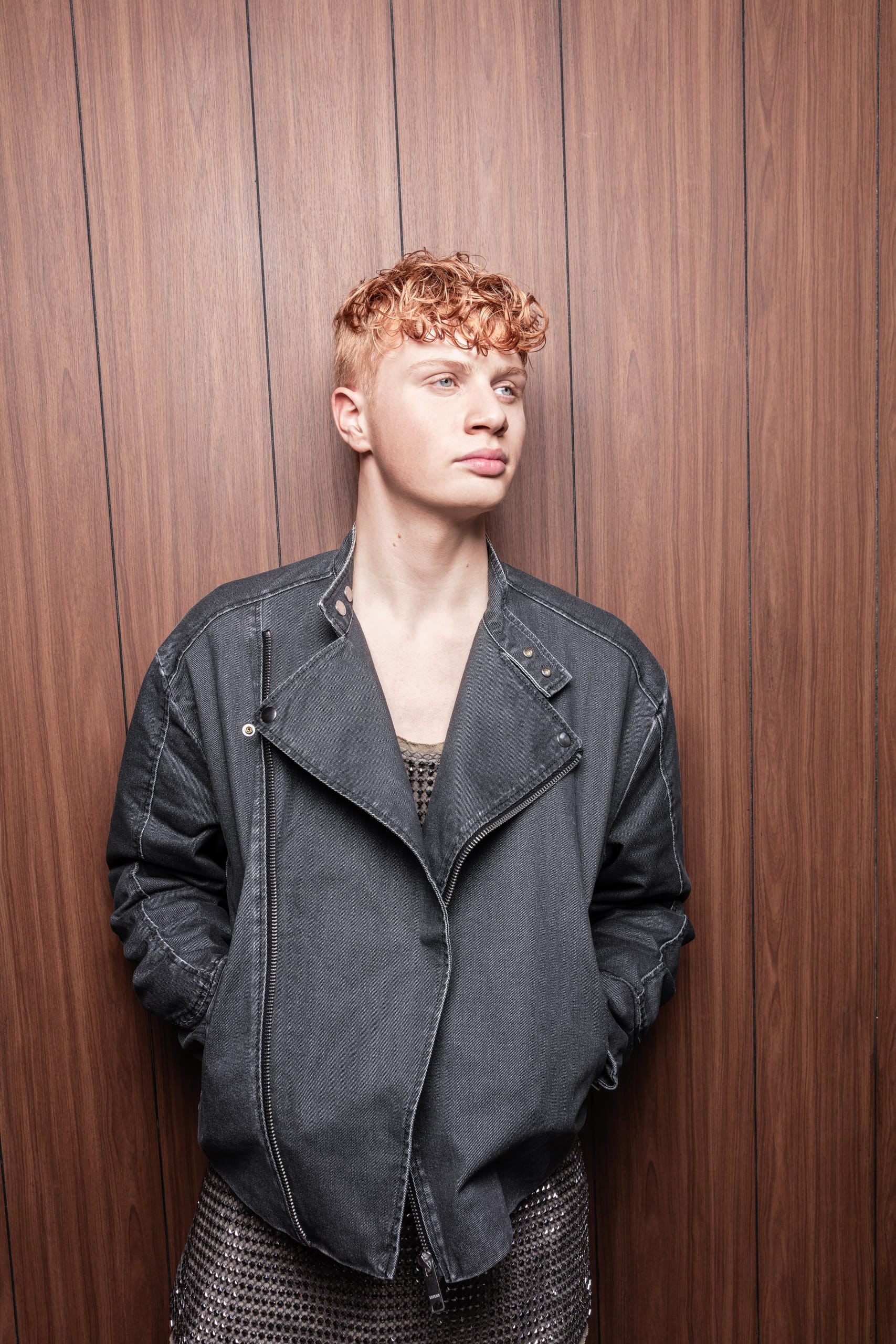 Cherub Rock (Serie B2) Welliges oder lockiges Haar hat in dieser Variante seinen großen Auftritt: Lockenprodukt und Diffusor sorgen für einen ausdrucksstarken Look. Ein leichtes Glanzspray unterstreicht die spannende Textur. Für glatte Haare ist eine dauerhafte Umformung das Mittel der Wahl.