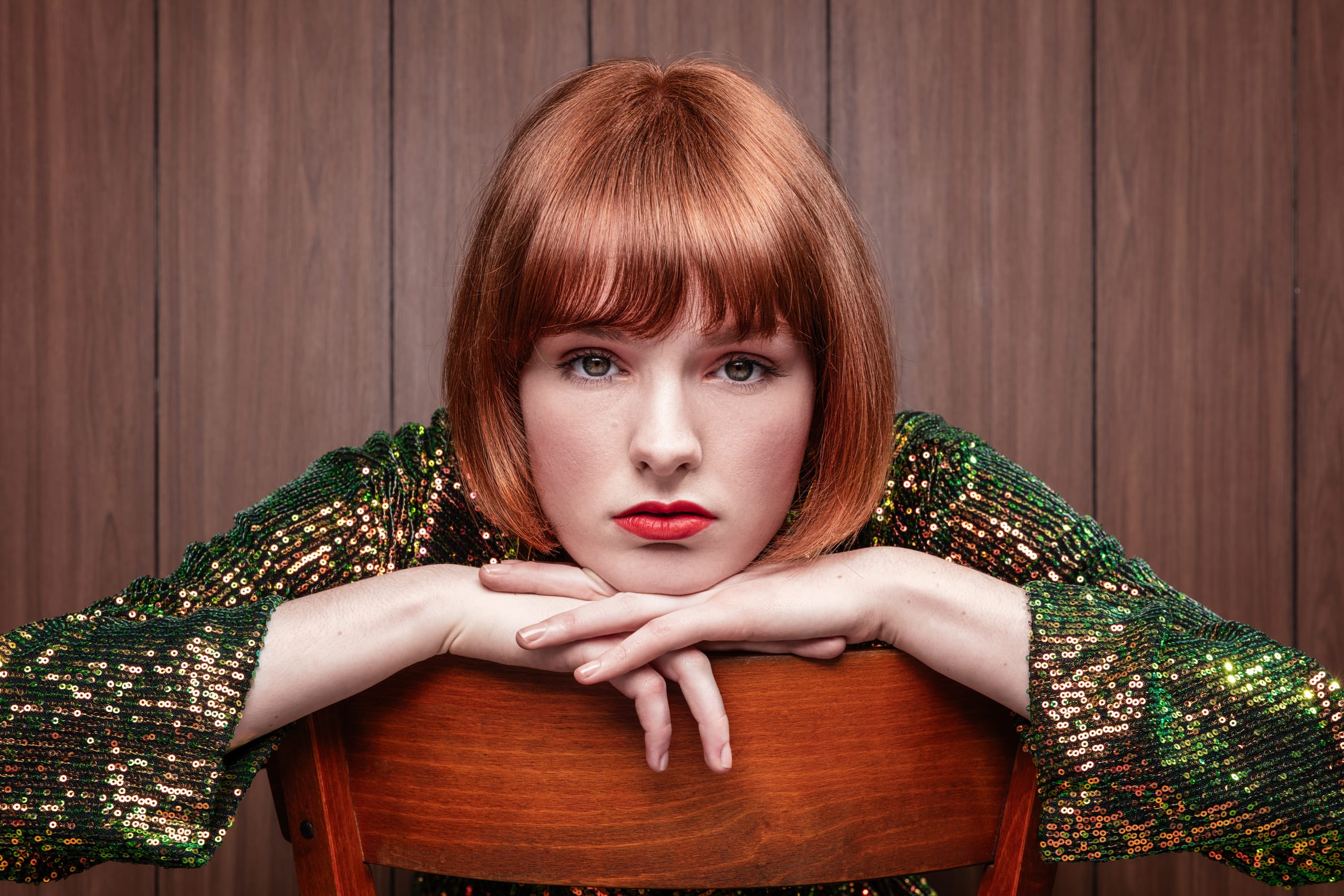 Disarm (Serie C1) Zeitlos und immer hip ist der Bob. Mit seinen klaren Linien wirkt diese Variante markant und stylish. Für einen lässigen Look werden die Linien leicht aufgebrochen und der Nacken unterschnitten. Der leuchtende Farbton in Mittelblond-Rotgold lässt den Look zum Hingucker werden und setzt einen Farbakzent in der dunklen Jahreszeit.