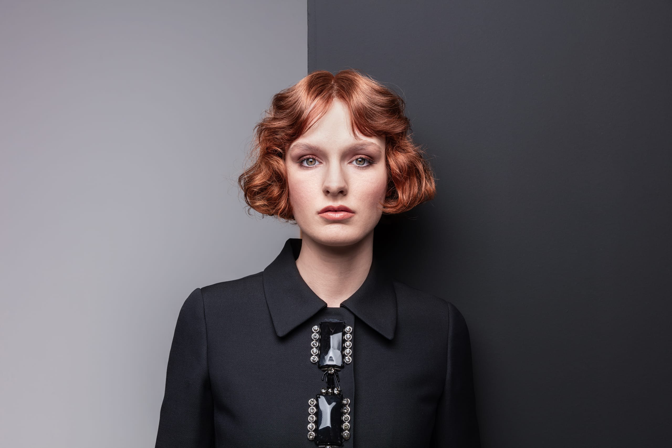 French Bob (Serie C2) Für französisch anmutende Eleganz im Stil der 1920er Jahre sorgt bei dieser Stylingvariante eine angedeutete Wasserwelle. Nach dem Trocknen mit einem Diffusor werden die Haare locker ausgebürstet und mit einer Curl Creme und etwas Haarspray gestylt.