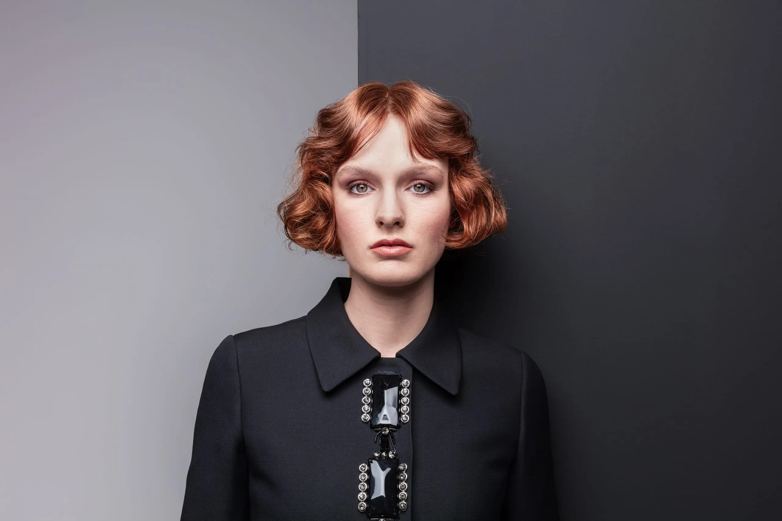 French Bob (Serie C2) Für französisch anmutende Eleganz im Stil der 1920er Jahre sorgt bei dieser Stylingvariante eine angedeutete Wasserwelle. Nach dem Trocknen mit einem Diffusor werden die Haare locker ausgebürstet und mit einer Curl Creme und etwas Haarspray gestylt.