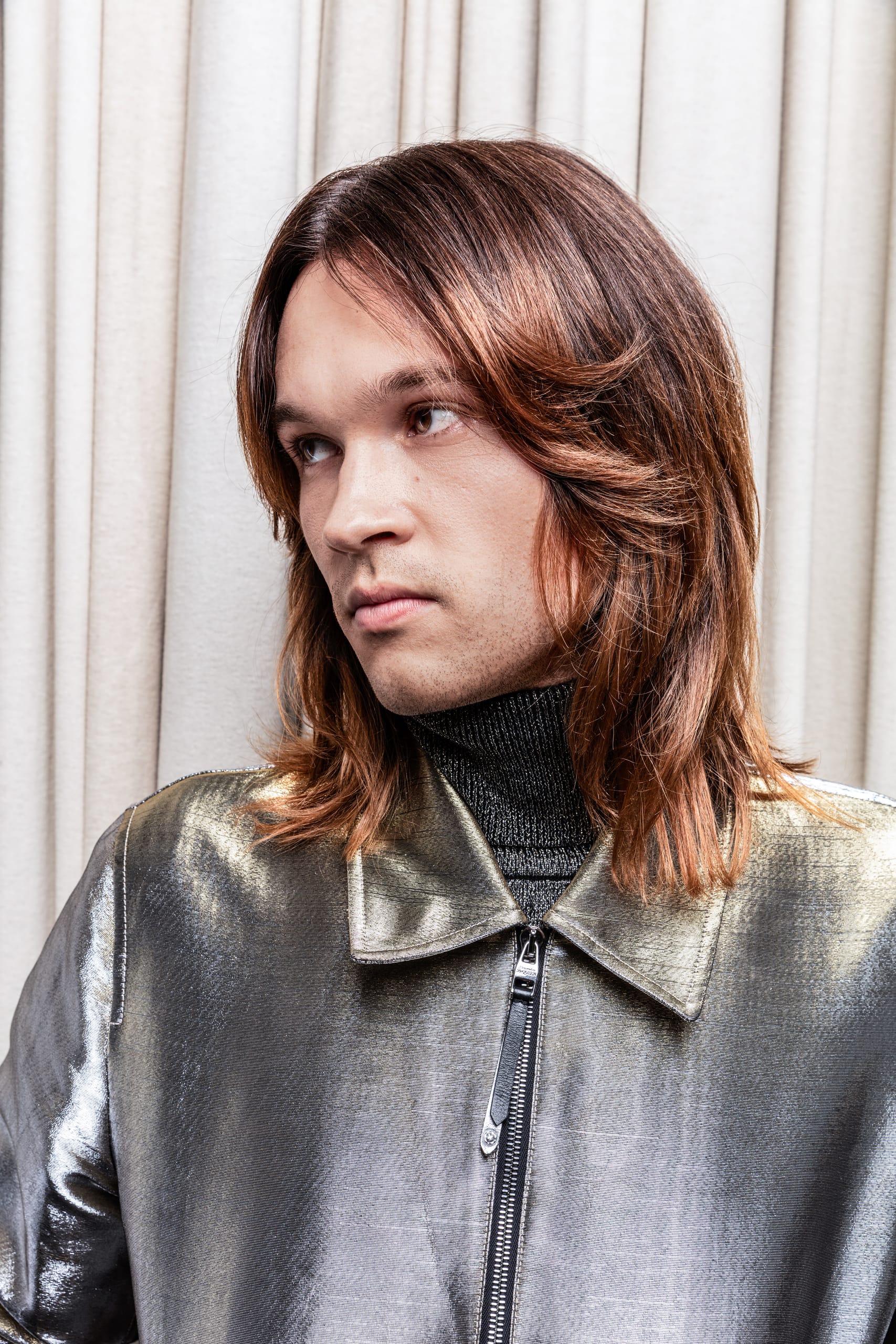 Come as you are (Serie D1) Dieser entspannte, lässige Look erinnert an die Ära des Grunge und versprüht jede Menge Coolness. Die Stufen verleihen dem Shag Cut Bewegung. Zusätzlich werden die Längen und Spitzen dezent aufgehellt sowie der Naturton in Dunkelblond-Beige veredelt. Der Look wird glatt geföhnt und zusätzlich mit dem Glätteisen beruhigt. Finger und softe Stylingcreme bringen die Haare in die gewünschte Form.