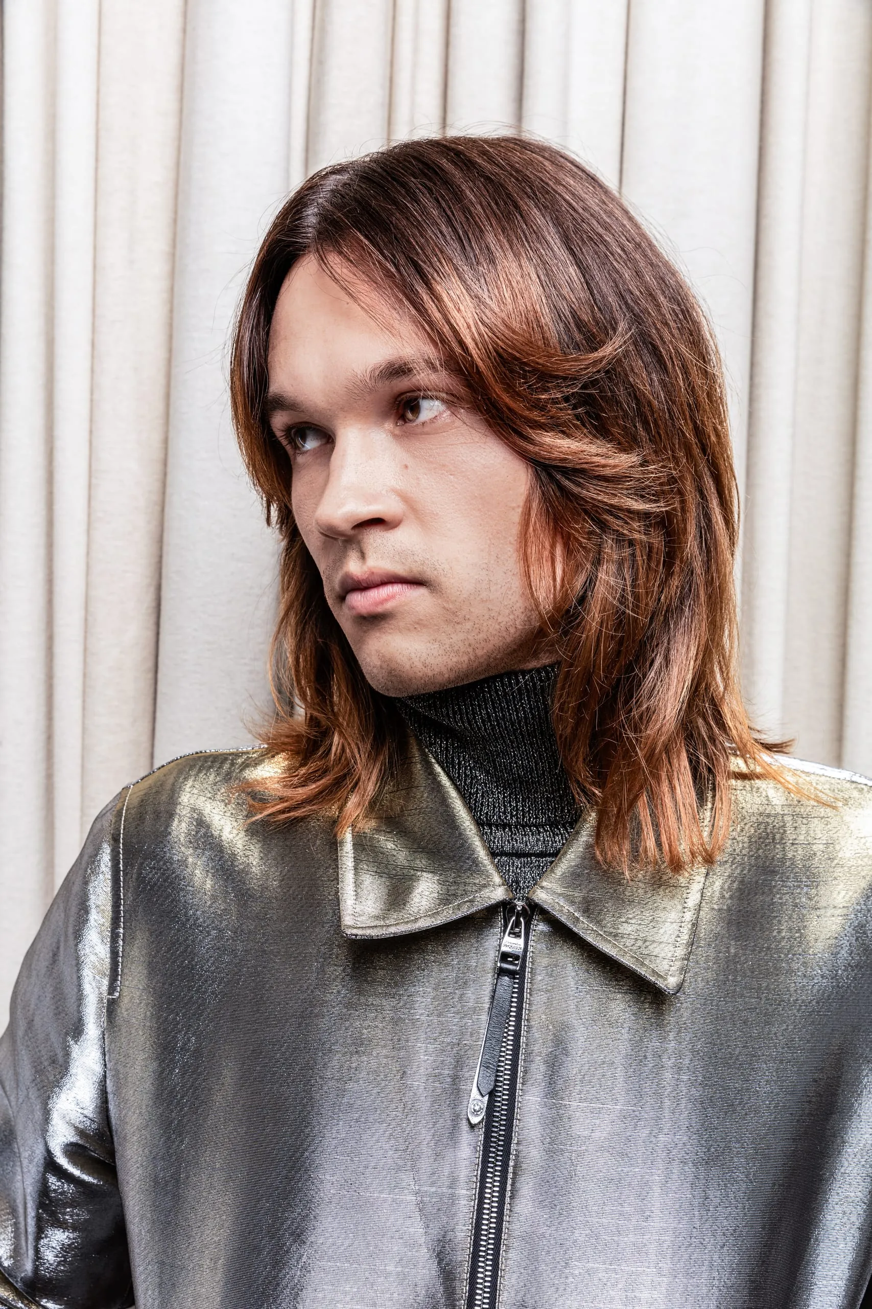 Come as you are (Serie D1) Dieser entspannte, lässige Look erinnert an die Ära des Grunge und versprüht jede Menge Coolness. Die Stufen verleihen dem Shag Cut Bewegung. Zusätzlich werden die Längen und Spitzen dezent aufgehellt sowie der Naturton in Dunkelblond-Beige veredelt. Der Look wird glatt geföhnt und zusätzlich mit dem Glätteisen beruhigt. Finger und softe Stylingcreme bringen die Haare in die gewünschte Form.