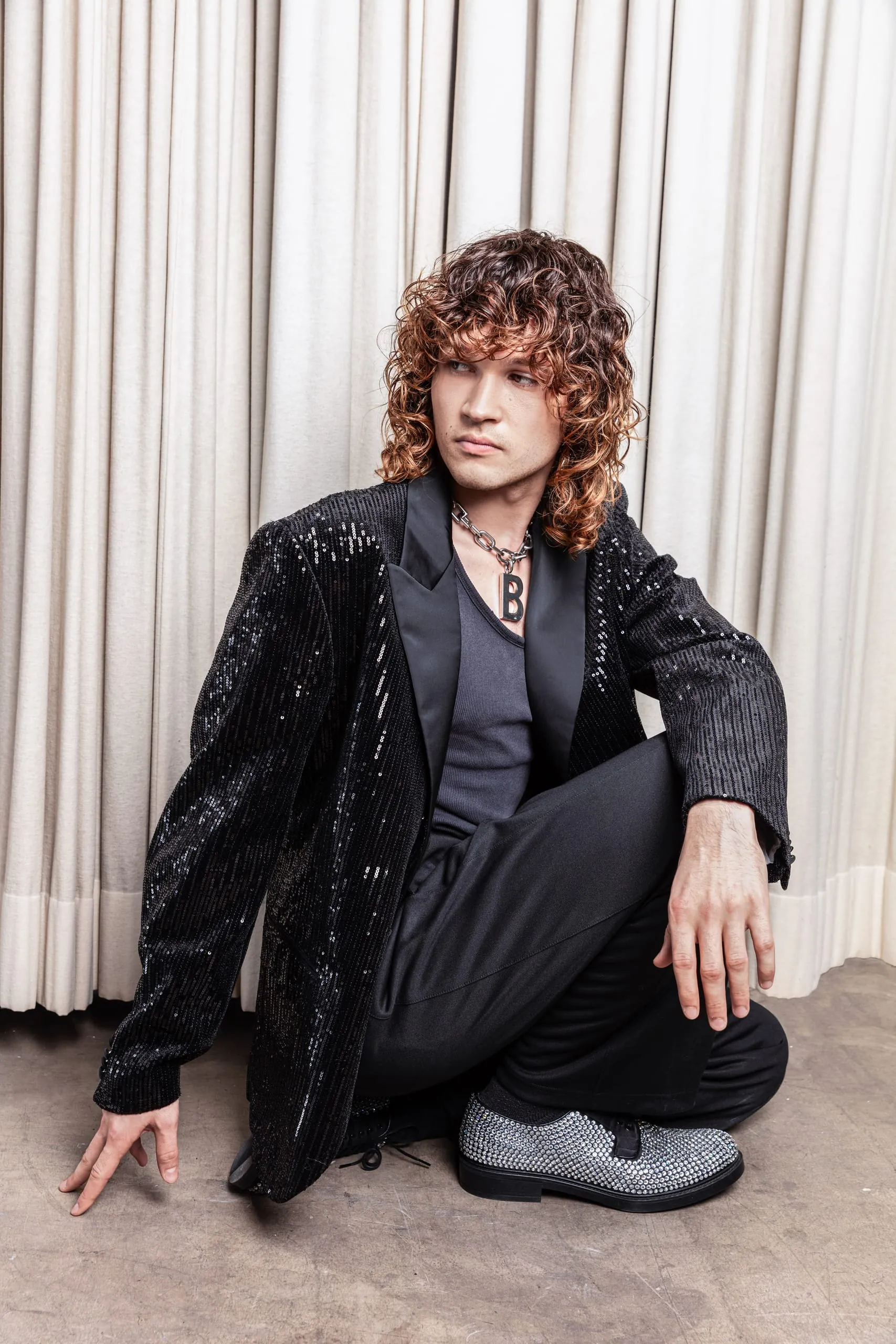 Night Ride (Serie D2) Eine Anspielung auf Glam Rock ist bei der lockigen Variante eindeutig nicht zu übersehen. Mit reichlich Lockencreme und luftgetrocknet oder mit dem Diffusor geföhnt wird dieser Look zum Statement: Edgy, cool und ein bisschen Glam!