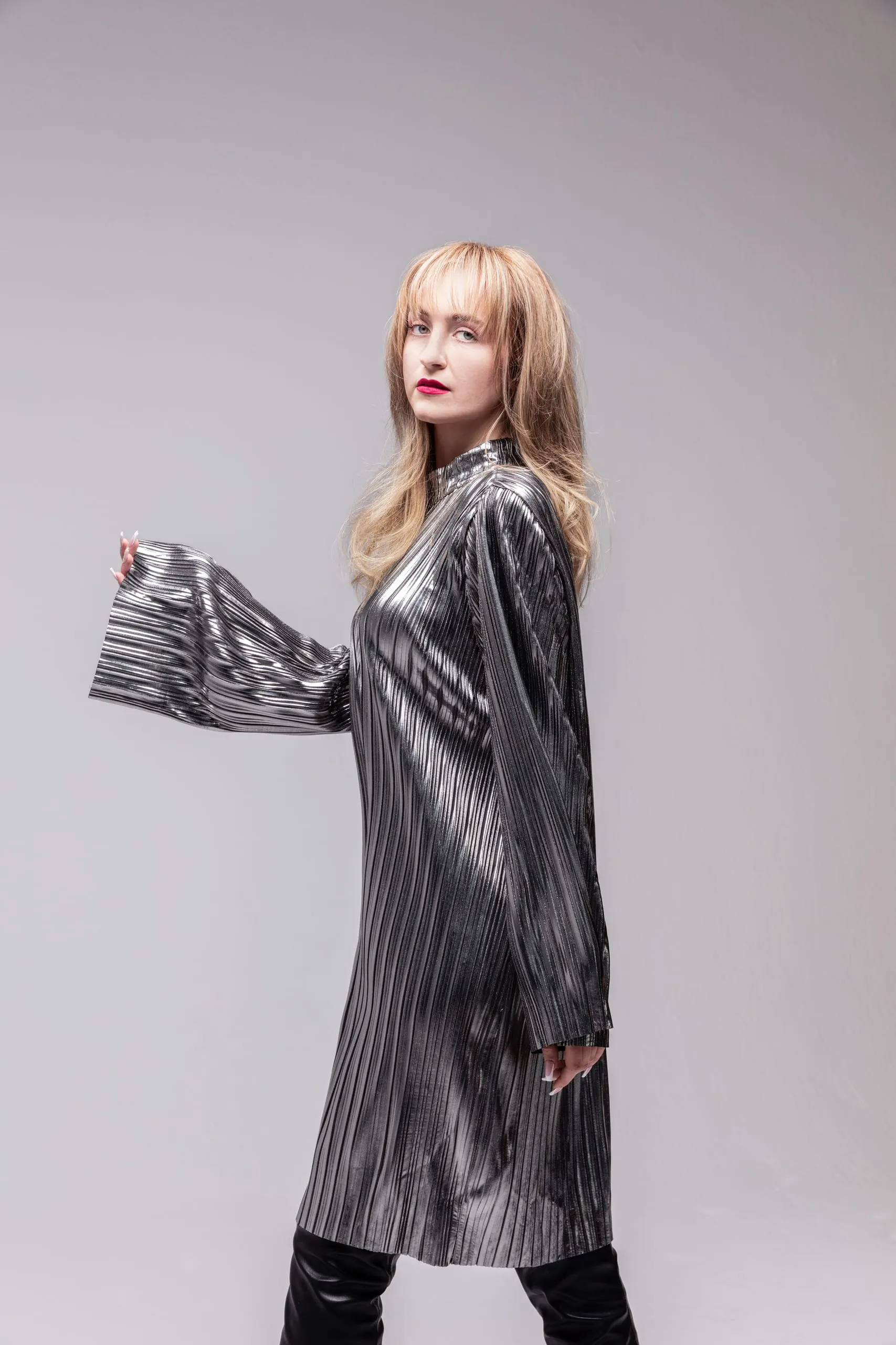 Smells like Teen Spirit (Serie E1) Dank der Stufung wirkt dieser Look unangestrengt und very wearable. Der soft gearbeitete Pony ist besonders angesagt. Aufhellende Paintings in Längen und Spitzen sowie eine Pastelltoncoloration in Helllichtblond/Mattgold bringen extra Lebendigkeit ins Haar und geben das richtige Lived in Blonde-Gefühl. Mit Rundbürste, Mattcreme und den Fingern wird die Frisur in die fertige Form gestylt und mit Haarspray fixiert.