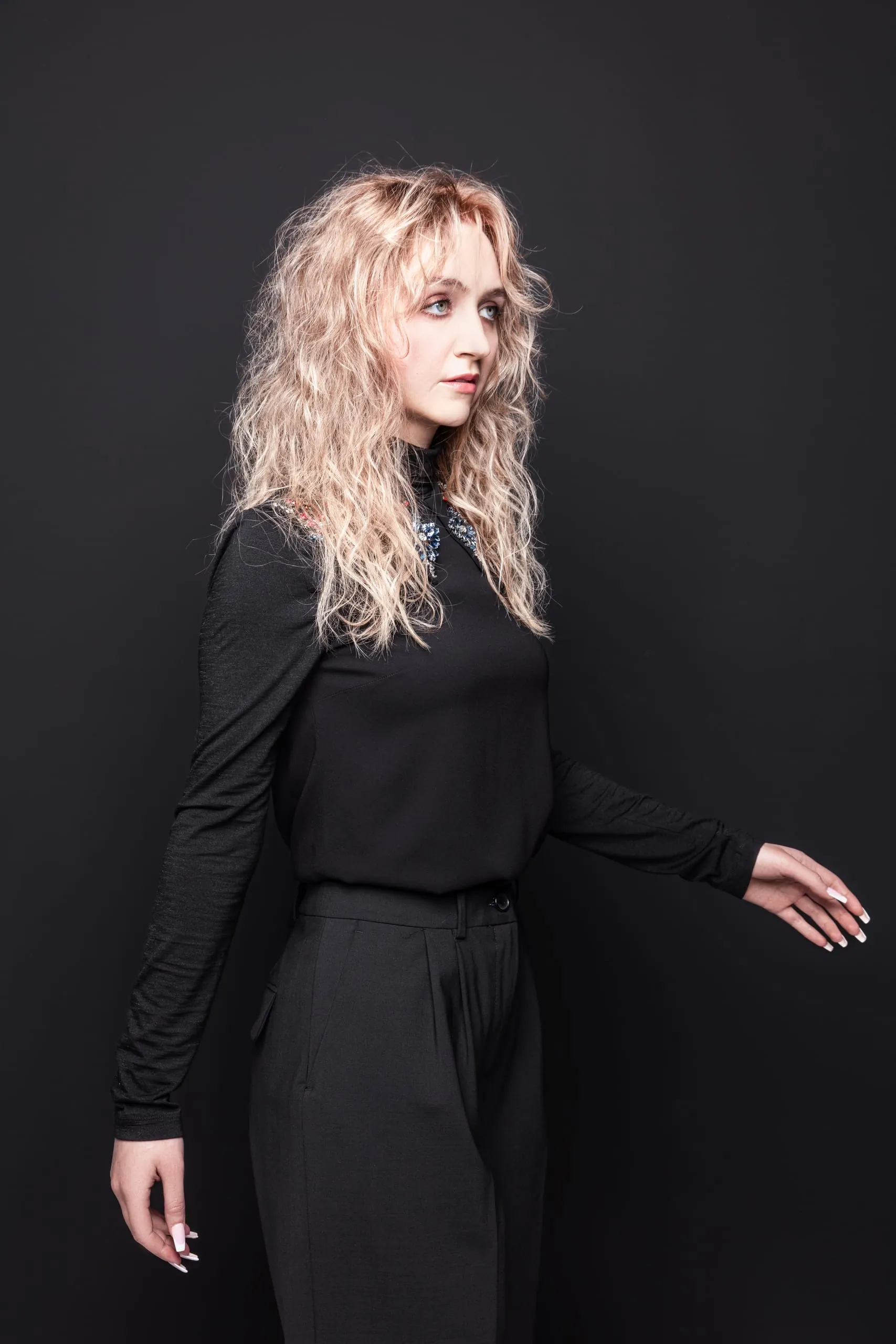 Glam Chick (Serie E2) Dieser Look lebt von Volumen und Textur. Wellen? Ja, aber bitte nicht zu gemacht! Die Struktur soll lässig und lived in wirken. Die wilde Seite bringt diese texturierte Variante zum Ausdruck. Mit Lockenschaum und Diffusor werden die Wellen ins Haar gearbeitet und anschließend mit einem Volumenpuder und Texturespray gestylt.