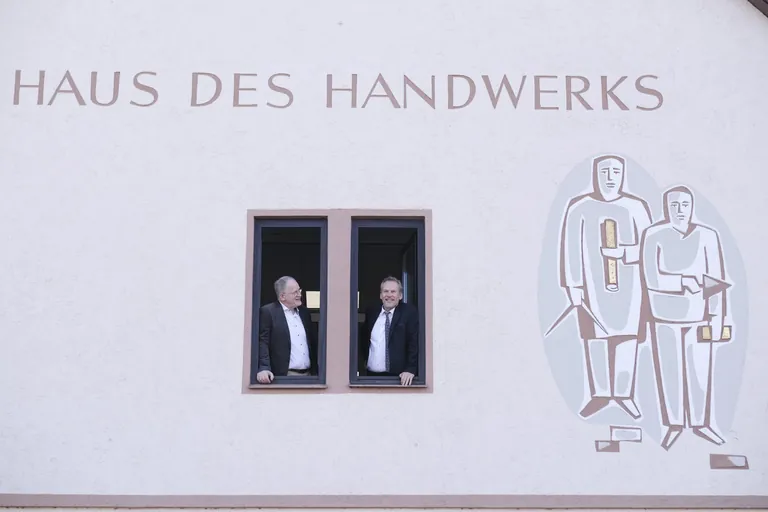 Harald Buschmann, Geschäftsführer der Kreishandwerkerschaft Odenwald in Erbach, treibt die Vernetzung in seiner Region seit drei Jahren gemeinsam mit Kreishandwerksmeister Martin Schlingmann (li.) voran.