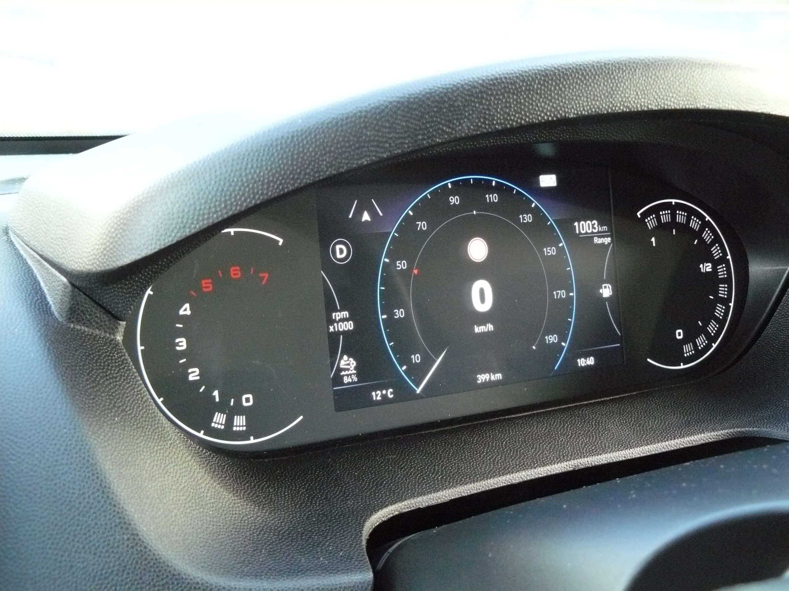 Die digitalen Armaturen sind programmierbar, mit großem Tacho.