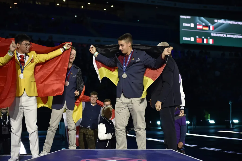 Das deutsche Team bei der Abschlussfeier der WorldSkills 2024 in Lyon.