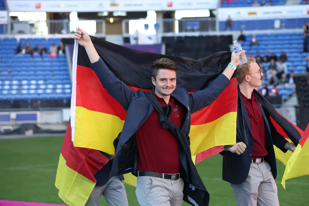 Das deutsche Team bei der Abschlussfeier der WorldSkills 2024 in Lyon.
