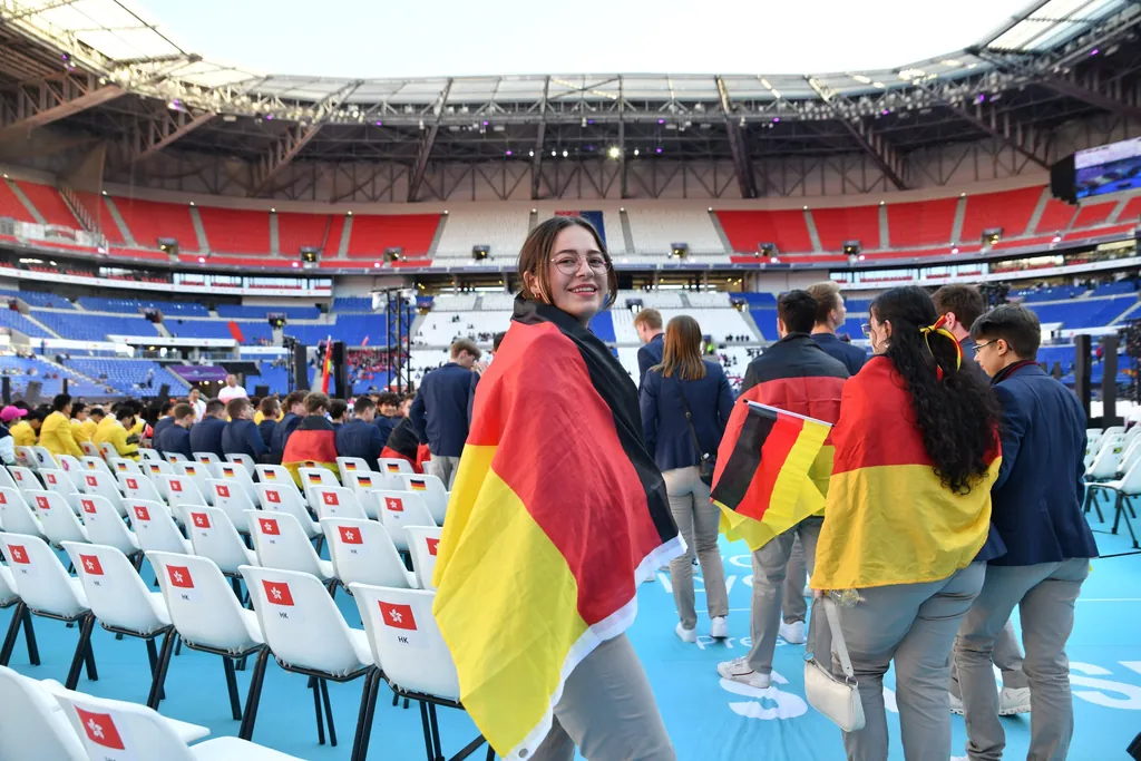 Das deutsche Team bei der Abschlussfeier der WorldSkills 2024 in Lyon.