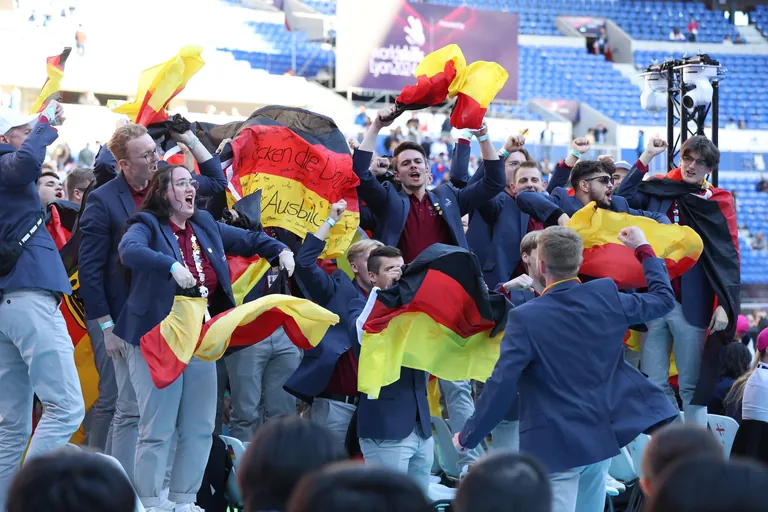 Das deutsche Team feiert auf der Abschlussfeier der WorldSkills 2024 in Lyon.