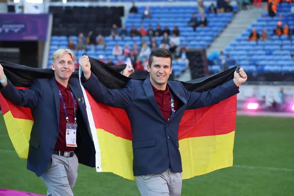 Das deutsche Team bei der Abschlussfeier der WorldSkills 2024 in Lyon.