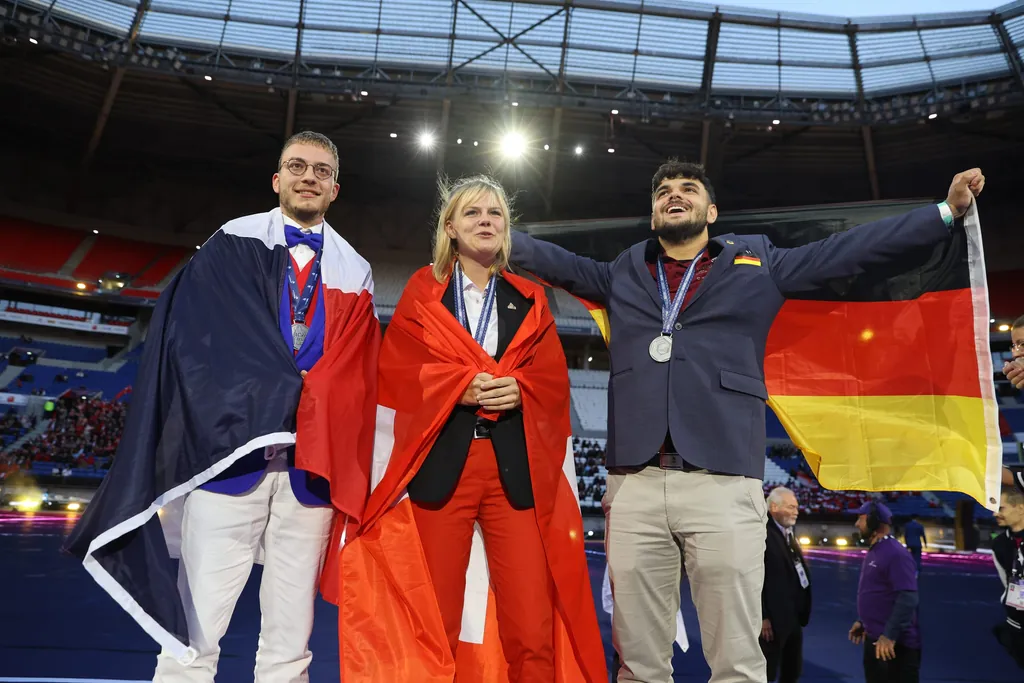 Das deutsche Team bei der Abschlussfeier der WorldSkills 2024 in Lyon.