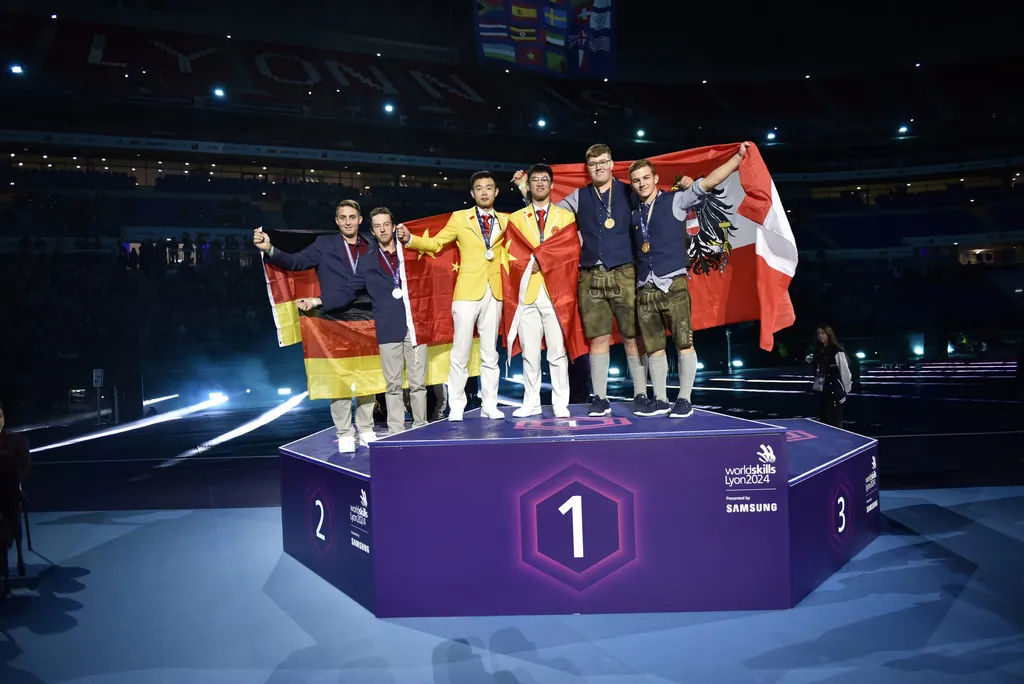 Das deutsche Team bei der Abschlussfeier der WorldSkills 2024 in Lyon.
