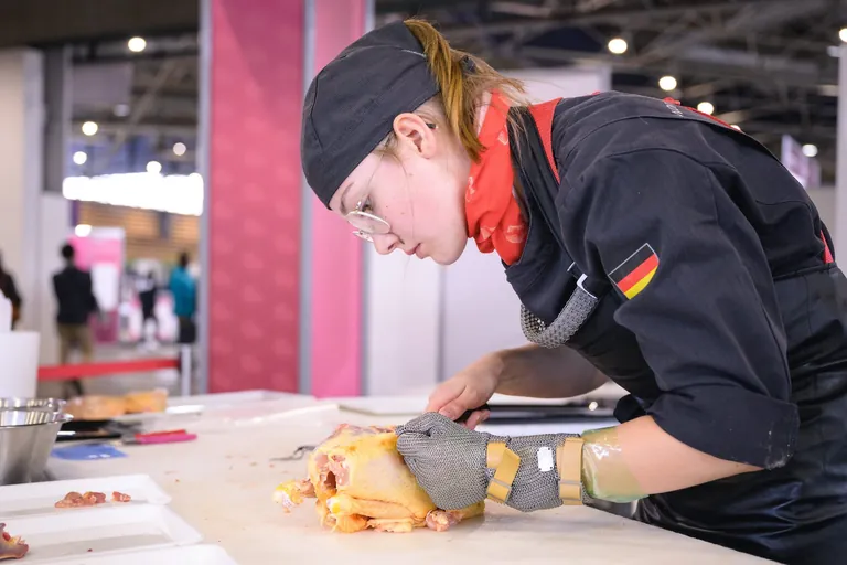 Fleischerin Laura Reckmann bei den WorldSkills 2024 in Lyon.