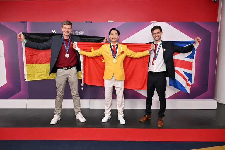 Bauschreiner Felix Wilhelm holt Silber im Skill "Joinery" bei den WorldSkills 2024 in Lyon.