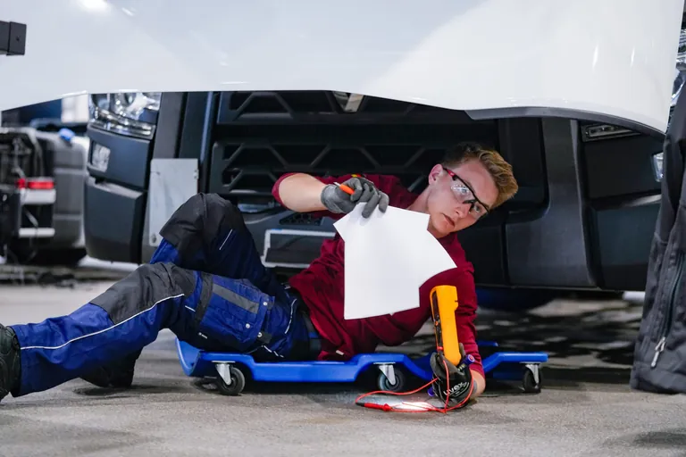 Nutzfahrzeugtechniker Andreas Schuck gewinnt Silber im Skill Heavy Truck Maintenance bei den WorldSkills 2024 in Lyon.