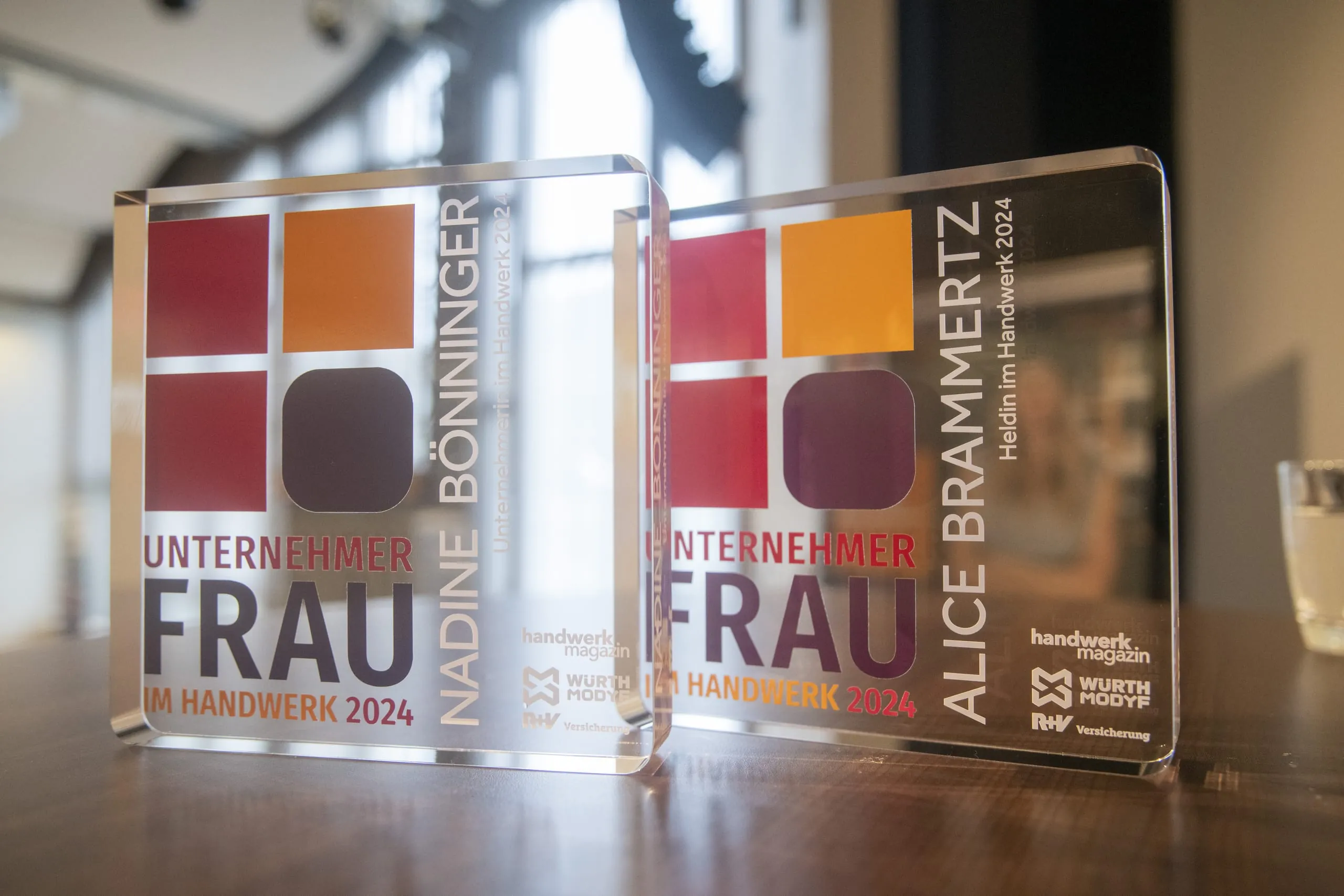 Die Awards stehen bereit – und warten auf die Gewinnerinnen Nadine Bönninger und Alice Brammertz.