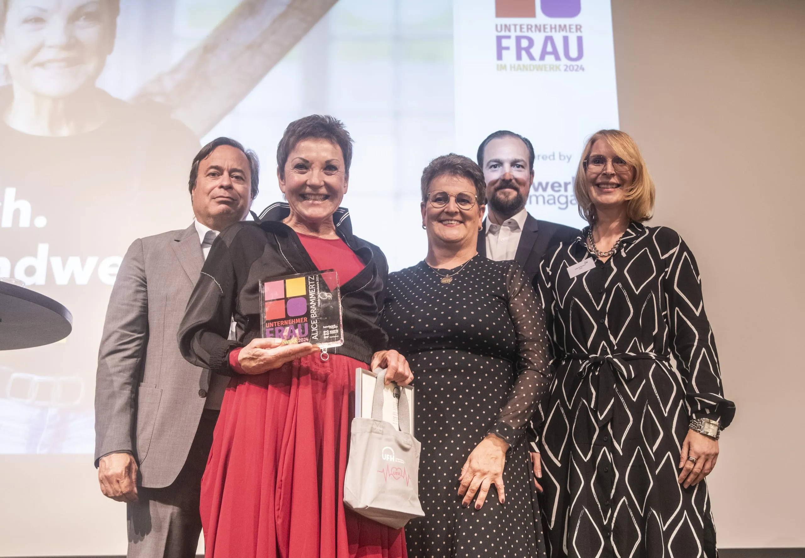 Der Saal feiert die Siegerin Alice Brammertz (2.v.li.), die den Award in der Kategorie „Heldin im Handwerk“ gewinnen konnte. Mit ihr freuen sich Verleger Alexander Holzmann (li.), die UFH-Ehrenvorsitzende Tatjana Lanvermann, Chefredakteur Patrick Neumann (2.v.re.) und Laudatorin Jutta Holzmann (re.).