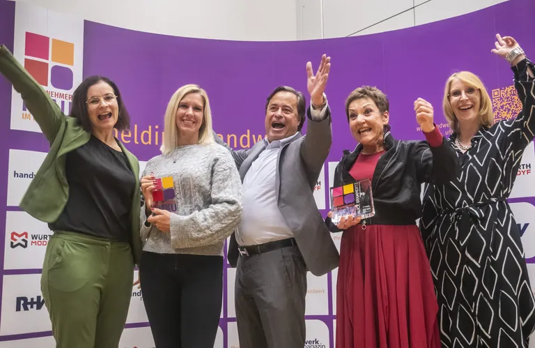 Ausgelassene Stimmung: Die beiden Laudatorinnen Melanie R&ouml;ger (li.) und Jutta Holzmann (re.) feiern gemeinsam mit den Preistr&auml;gerinnen Nadine B&ouml;nninger (2.v.li.) und Alice Brammertz (2.v.re.) sowie Verleger Alexander Holzmann.