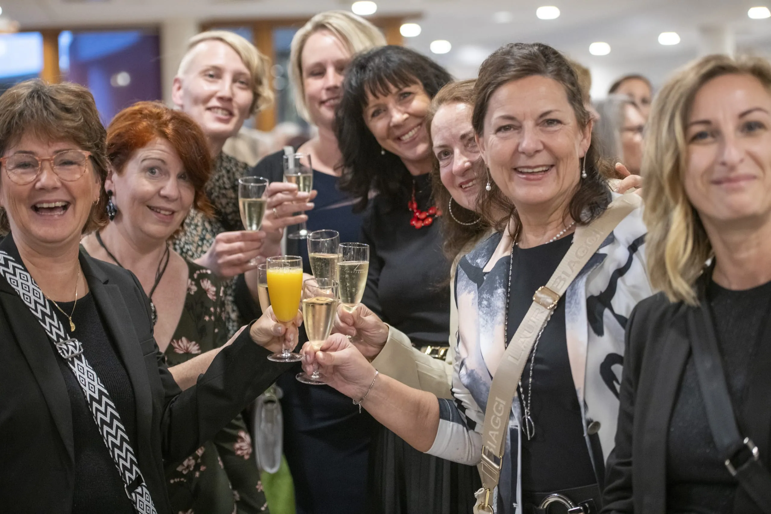 Anstoßen auf die Gewinnerinnen: Beim Sektempfang nach der Preisverleihung stoßen die UFH-Mitglieder auf Nadine Bönninger und Alice Brammertz an.