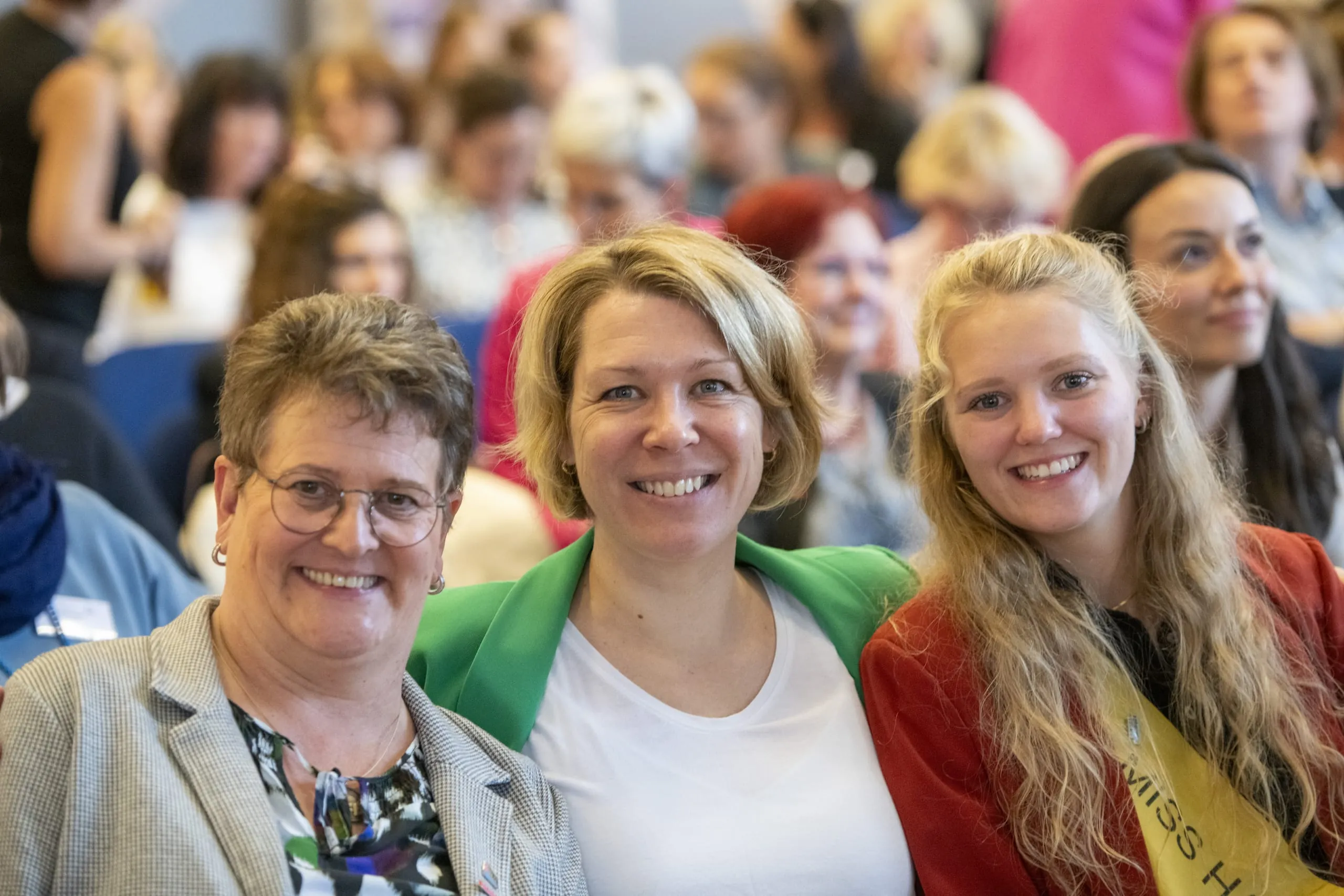 Auch Tatjana Lanvermann (li.), ehemalige Bundesvorsitzende der UnternehmerFrauen im Handwerk, ihre Amtsnachfolgerin Katja Lilu Melder und die amtierende „Miss Handwerk“, Lea Heuer (re.), freuen sich auf die Preisverleihung im Rheintal-Kongress-Zentrum in Bingen am Rhein.