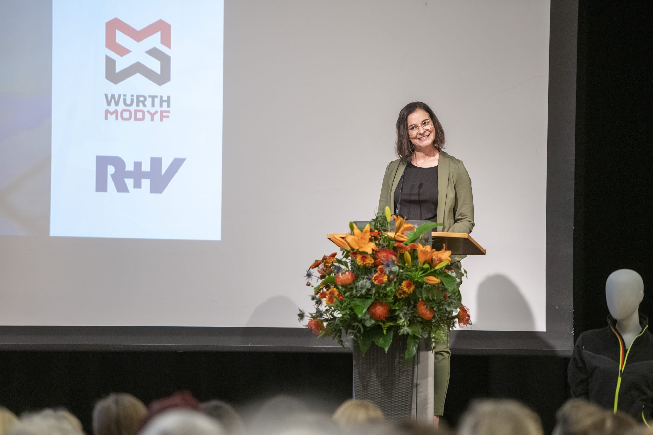 Dann geht’s los: Die erste Laudatio hält Melanie Röger, Geschäftsführerin von Würth MODYF.