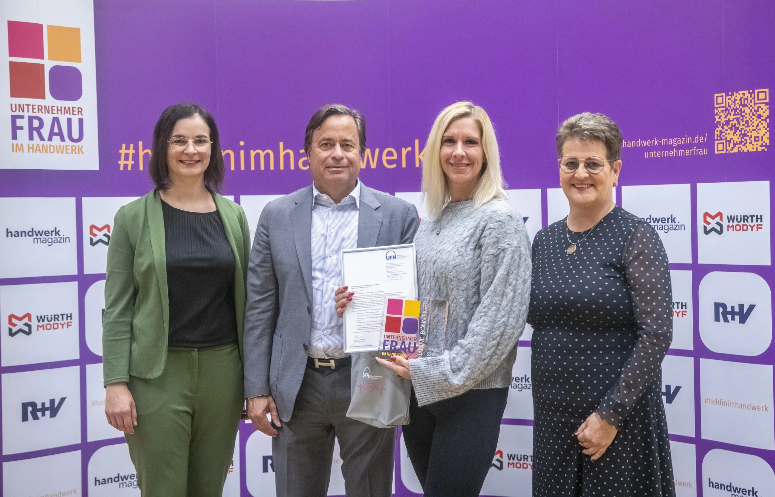 Gratulation! Die Siegerin in der Kategorie „Unternehmerin im Handwerk“ Nadine Bönninger (2.v.re.), zusammen mit Laudatorin Melanie Röger (li.), Verleger Alexander Holzmann und Tatjana Lanvermann (re.), Ehrenvorsitzende der UnternehmerFrauen im Handwerk.