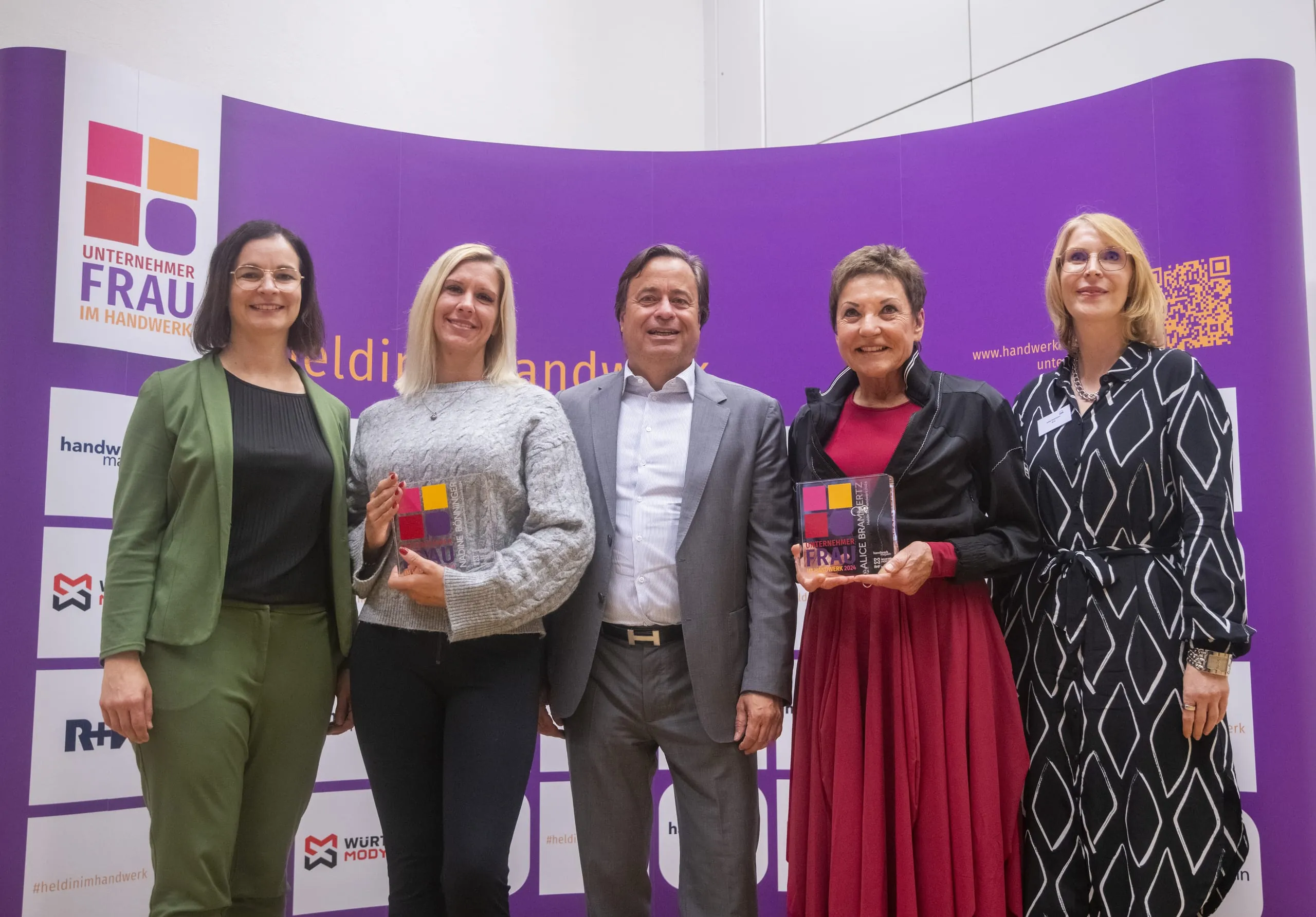 Melanie Röger (Geschäftsführerin Würth MODYF), Nadine Bönninger (Preisträgerin der Kategorie „Unternehmerin im Handwerk“), Alexander Holzmann (Verleger Holzmann Medien), Alice Brammertz (Preisträgerin Kategorie „Heldin im Handwerk“), Jutta Holzmann (Leiterin Strategische Projekte R+V Versicherung).