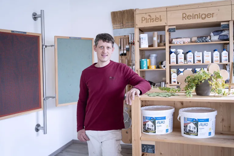 Mattias Strobl, Malermeister und Gesch&auml;ftsf&uuml;hrer der BioMaler Strobl GmbH, f&uuml;hrt den Betrieb gemeinsam mit seiner Frau Lisa in P&ouml;ttmes in der N&auml;he von Augsburg.