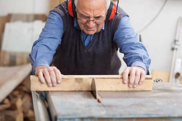 Rentner können ihren Handwerksbetrieb mit ihrer Arbeitskraft weiter unterstützen ohne dass besondere arbeitsvertragliche Regelungen notwendig wären. Die Regierung brachte neue Maßnahmen auf den Weg, die Ihnen als Chef und Ihren Mitarbeitern die Zusammenarbeit leichter machen.