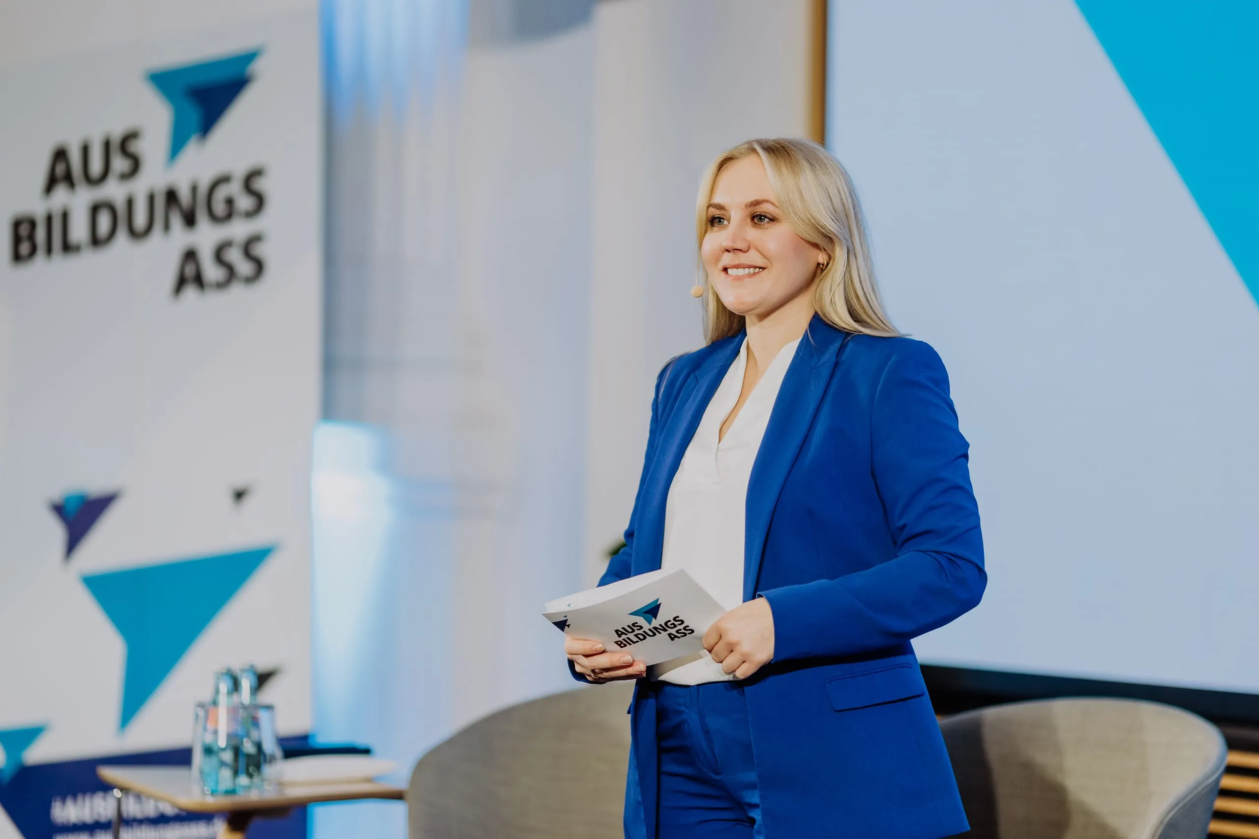 „Das Ausbildungs-Ass steht für Engagement, Kreativität und die Förderung junger Talente. Die diesjährigen prämierten Unternehmen leisten einen wichtigen Beitrag zur Fachkräftesicherung und übernehmen zudem gesellschaftliche Verantwortung“, so Ann-Catrin Gras, WJD-Bundesgeschäftsführerin.