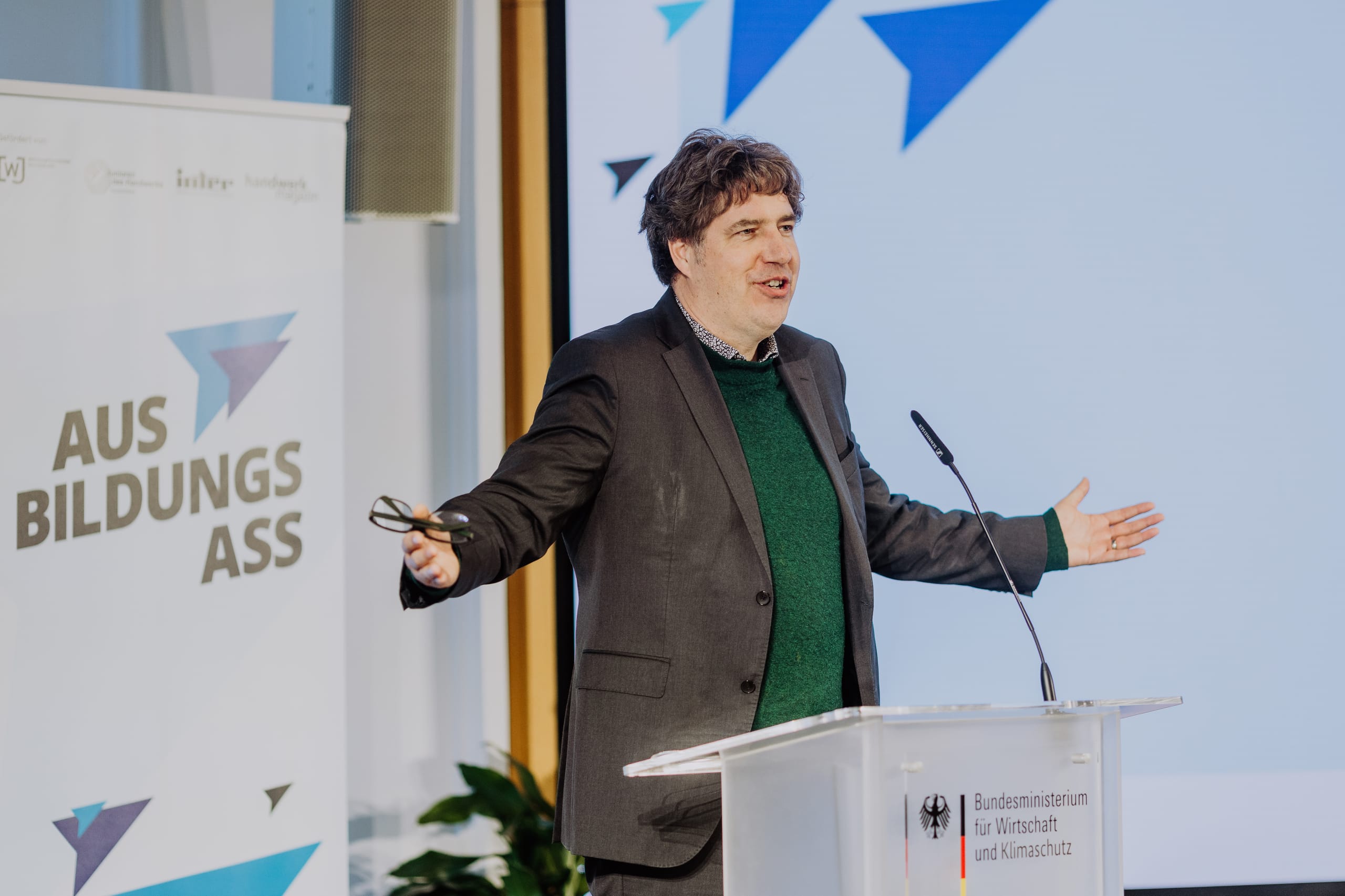 Michael Kellner, Parlamentarischer Staatssekretär im im Bundesministerium für Wirtschaft und Klimaschutz (BMWK), während seiner Eröffnungsrede.