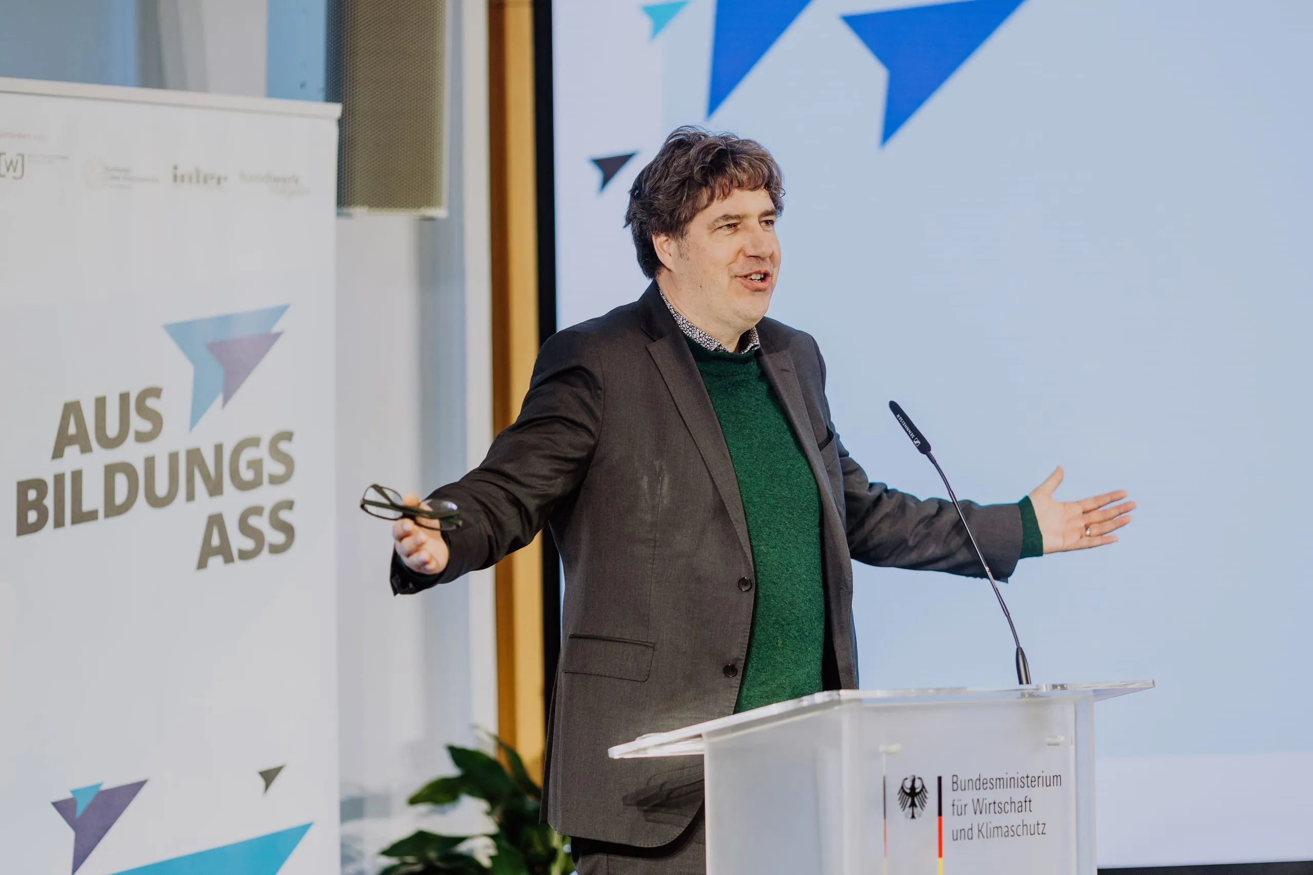 Michael Kellner, Parlamentarischer Staatssekretär im im Bundesministerium für Wirtschaft und Klimaschutz (BMWK), während seiner Eröffnungsrede.