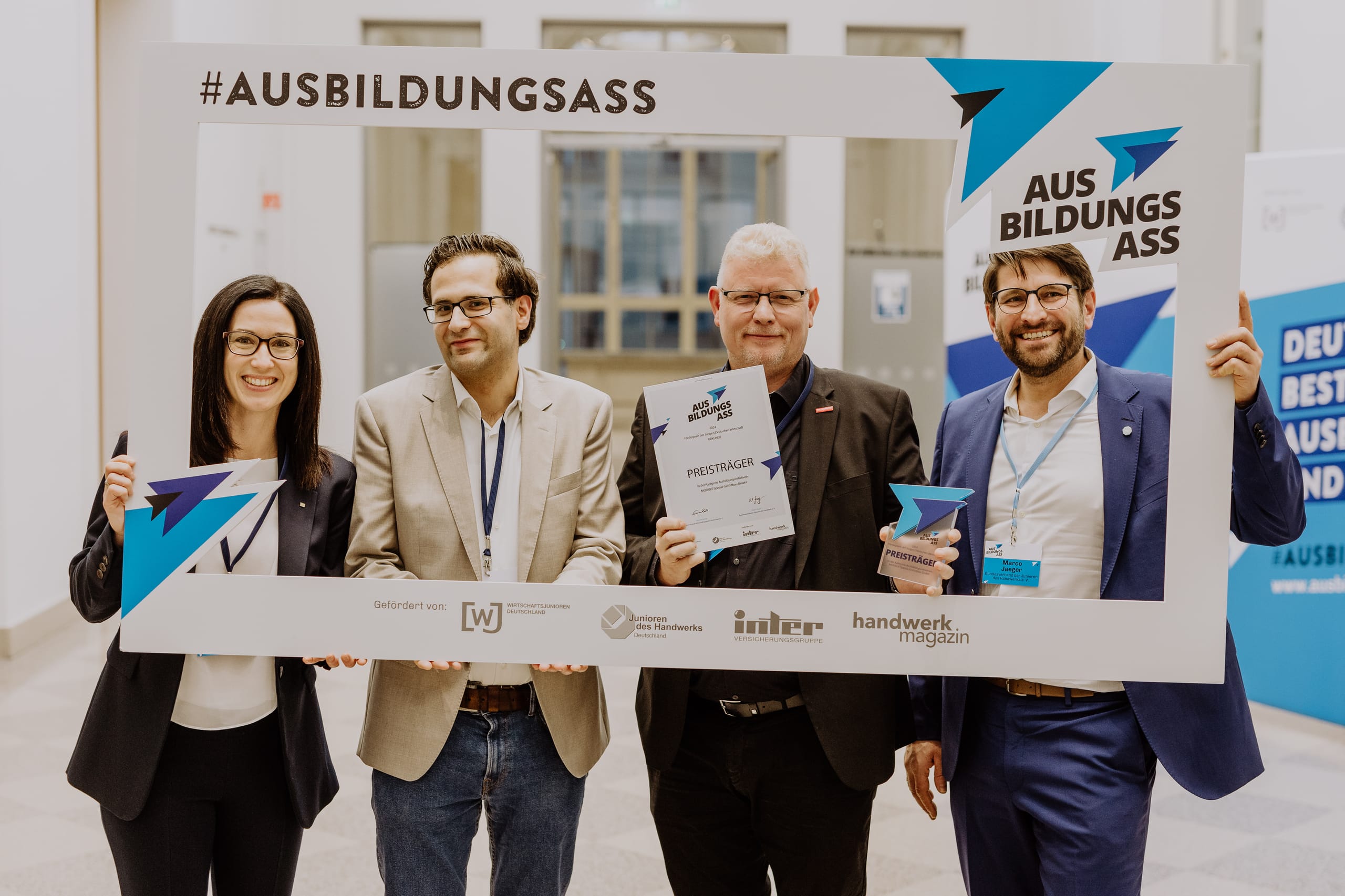 MODULE Spezial-Gerüstbau GmbH ist beim Ausbildungs-Ass 2024 als Deutschlands bester Ausbildungsbetrieb in der Kategorie Ausbildungsinitiative ausgezeichnet worden.