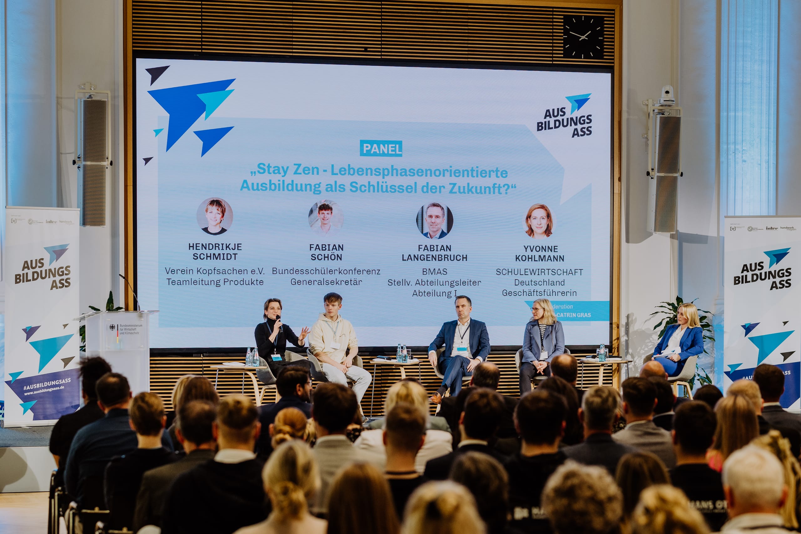 Panel zum Thema „Stay Zen – Lebensphasenorientierte Ausbildung“ mit Panel mit Expertinnen und Experten aus Politik, Wirtschaft und Bildung.