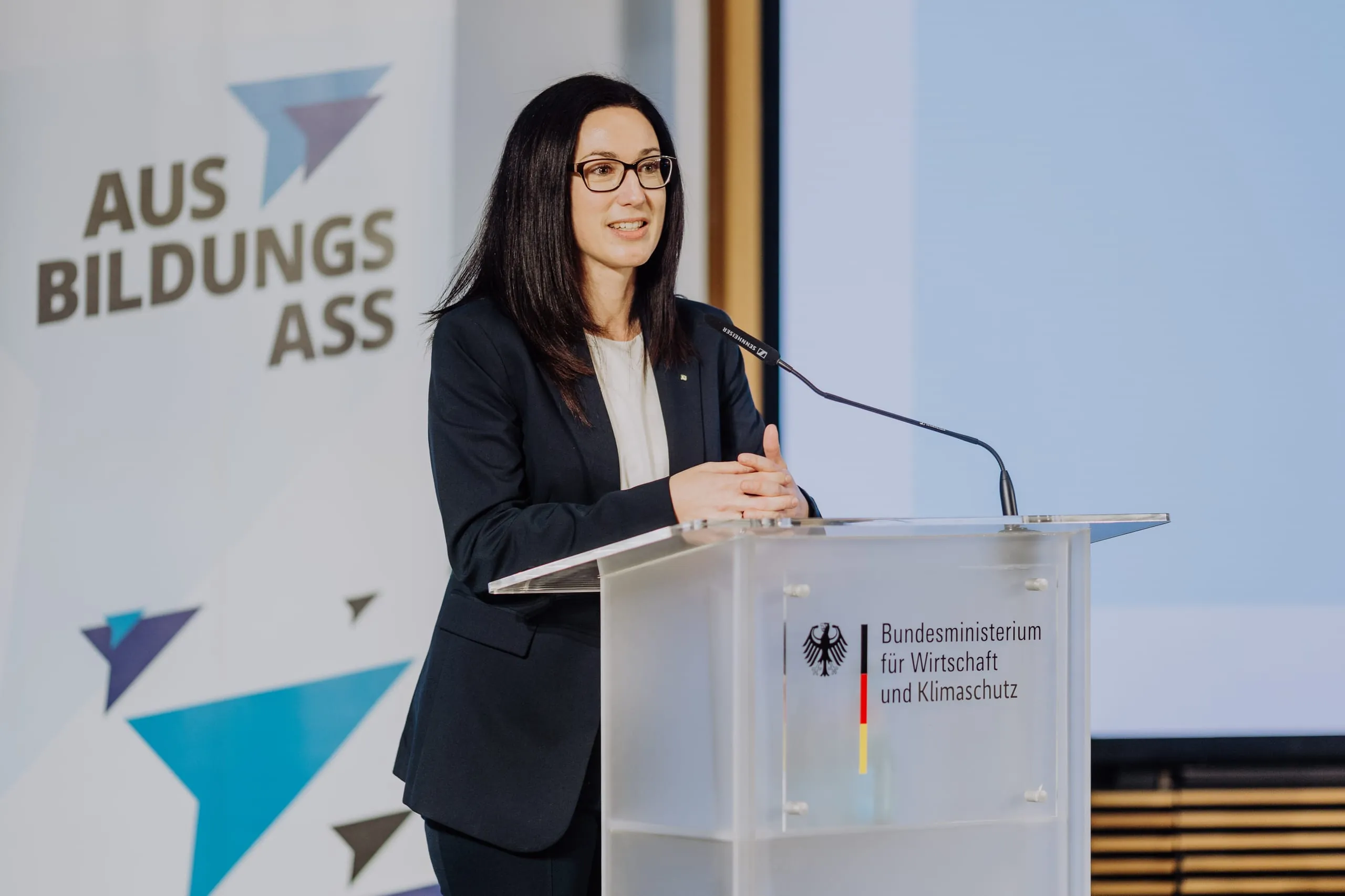 „Wir Wirtschaftsjunioren sehen es als unsere Aufgabe, innovative Ansätze in der Ausbildung sichtbar zu machen und zu unterstützen. Die ausgezeichneten Konzepte beweisen, dass Ausbildung mehr sein kann als nur Wissensvermittlung – sie ist der Schlüssel zu persönlicher Entwicklung und Zukunftsfähigkeit“, erklärte Simone Rechel, Bundesvorsitzende der Wirtschaftsjunioren Deutschland.