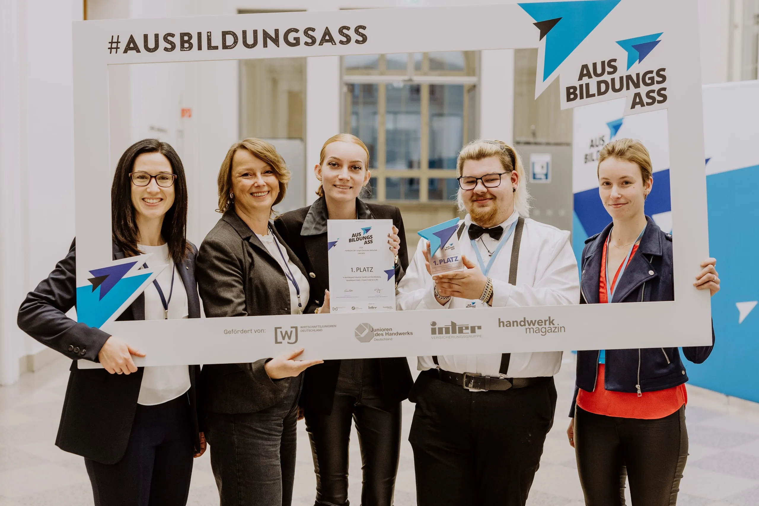 Upstalsboom Hotel + Freizeit GmbH & Co. KG ist beim Ausbildungs-Ass 2024 als Deutschlands bester Ausbildungsbetrieb in der Kategorie Industrie, Handel & Dienstleistungen ausgezeichnet worden.