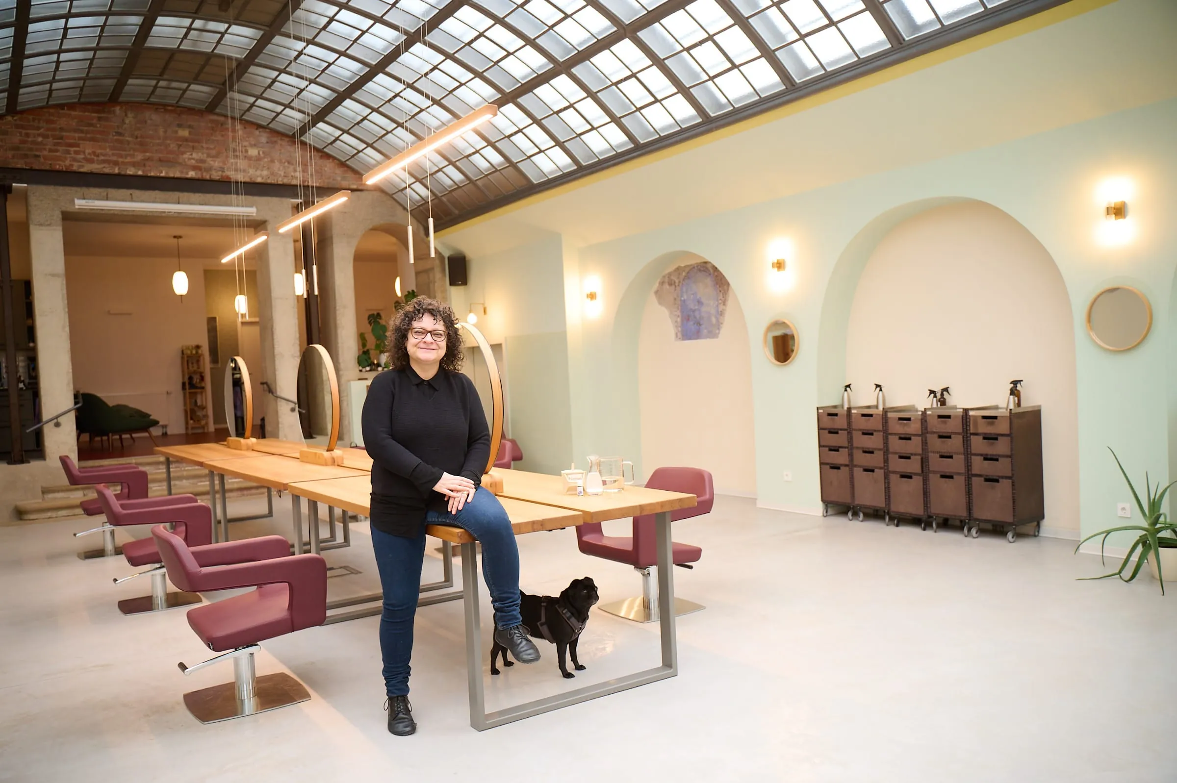 Juliette Beke, Inhaberin des Friseursalons „gesunde Haare – zero Waste“ hat das Alleinstellungsmerkmal ihres Geschäfts bereits im Namen stehen. Sie ist deutschlandweit die Einzige, die das Prinzip so konsequent umsetzt.