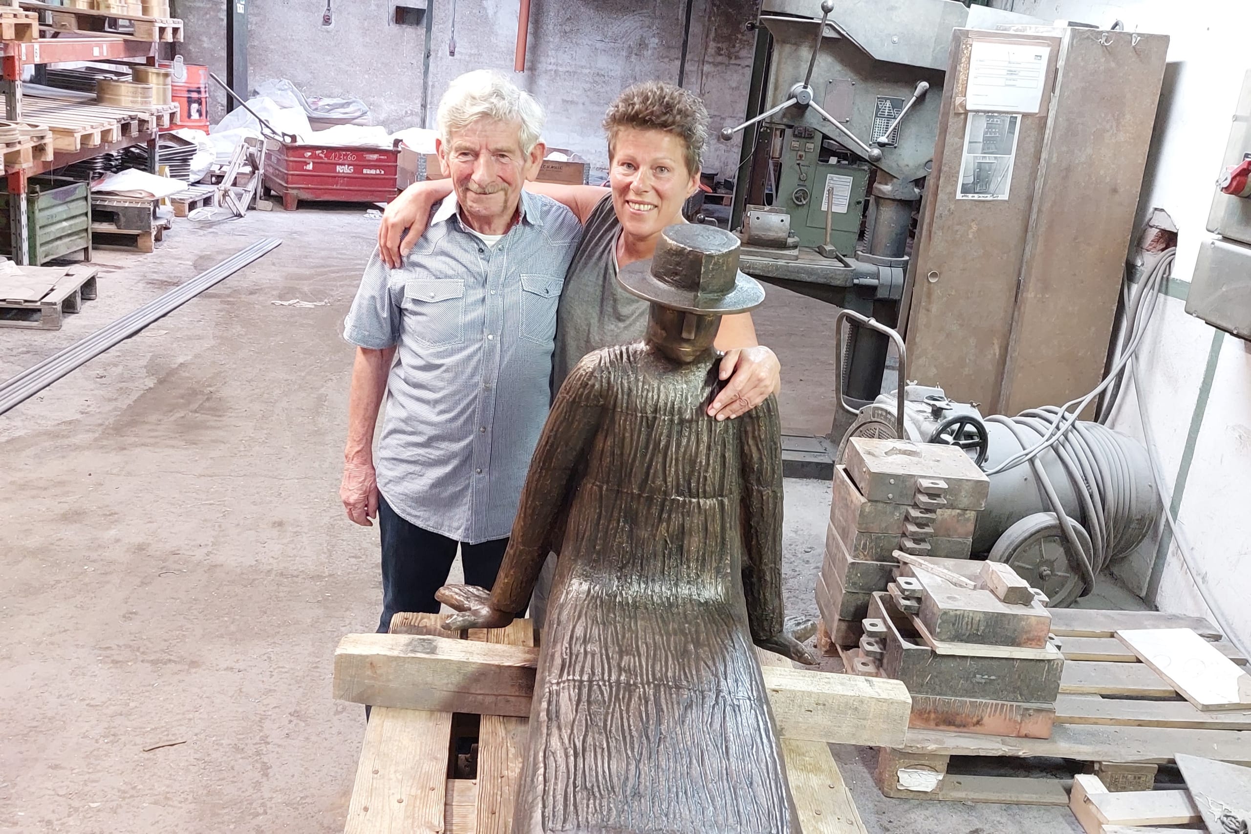 Ursula Kilburg, Geschäftsführerin der Martin Luck Metallgießerei in Saarbrücken, schätzt die Erfahrung von Rentner Siegfried Ruser.