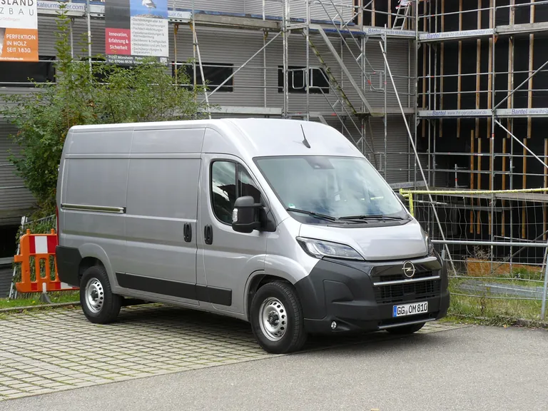 Opel Movano: geglättete Frontpartie, angedeuteter, schwarz glänzender Opel-„Vizor“.
