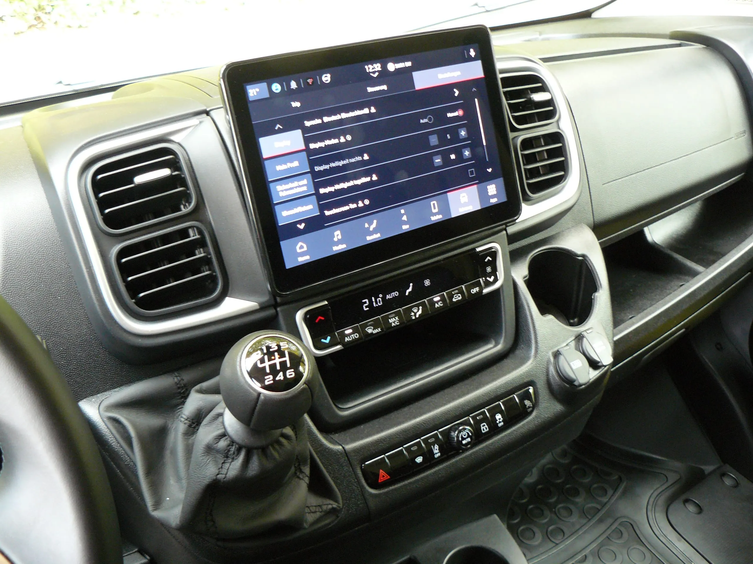 Digital-Instrumente in Verbindung mit einem großen mittigen Monitor: perfekt ablesbare Klarschrift-Anzeigen.