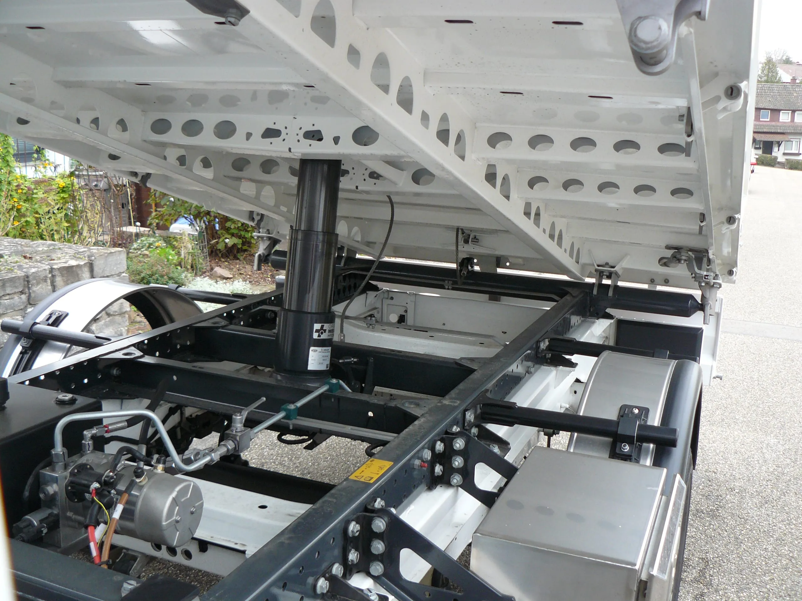 Kilos gespart: Hilfsrahmen und Unterbau der Kippbrücke sind gelocht.