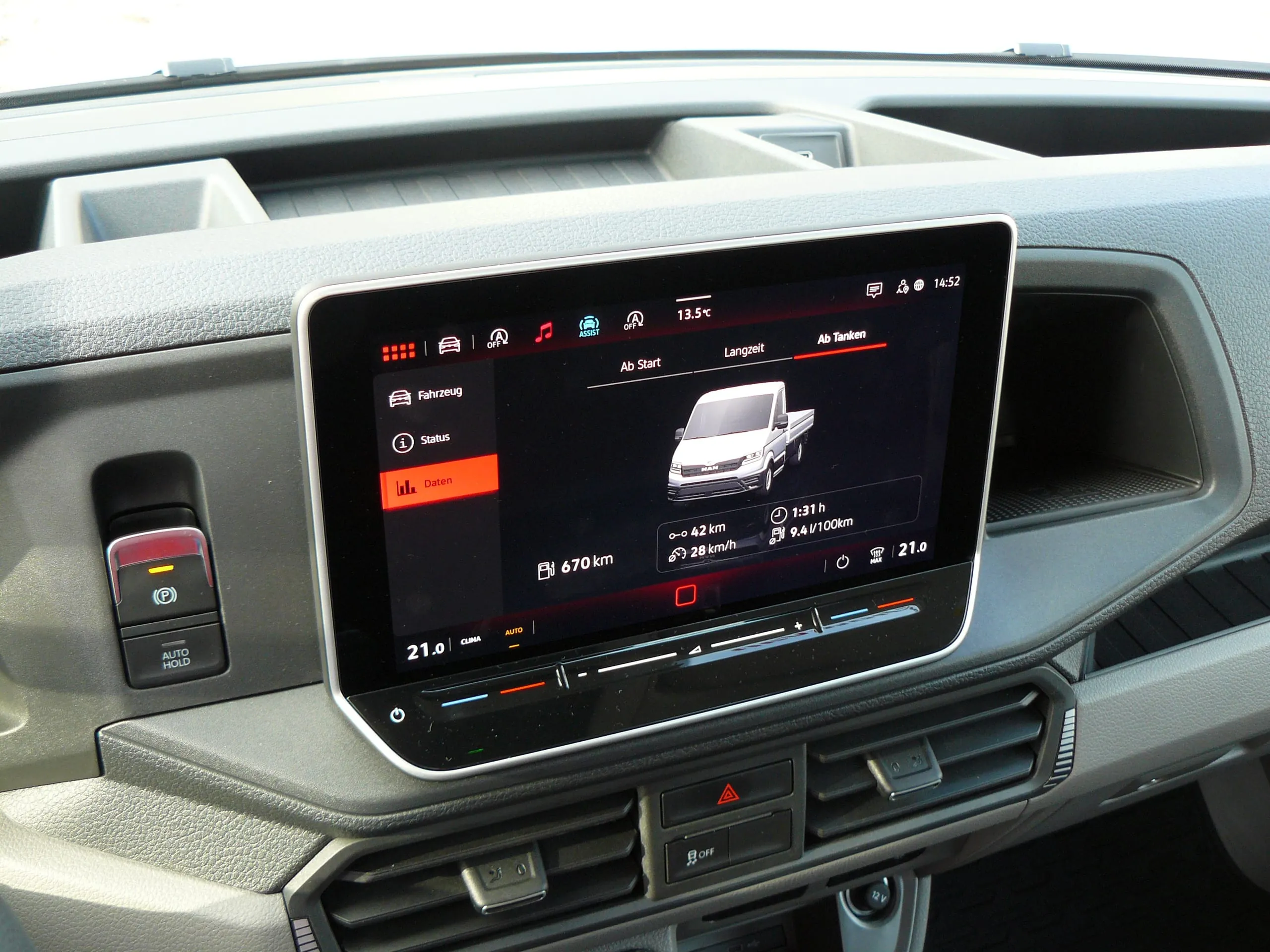 Üppig gewachsen: großer Monitor mit vielfältigen Infos, aber nicht immer eingängiger Bedienung.
